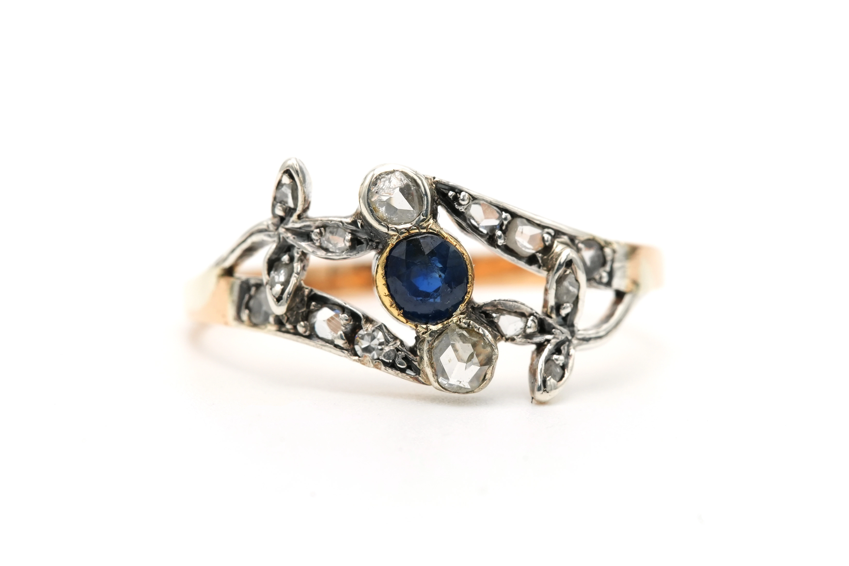 Bague Art Nouveau en or jaune et blanc 18 carats sertie d'un saphir et de diamants "taille" rose - - 1
