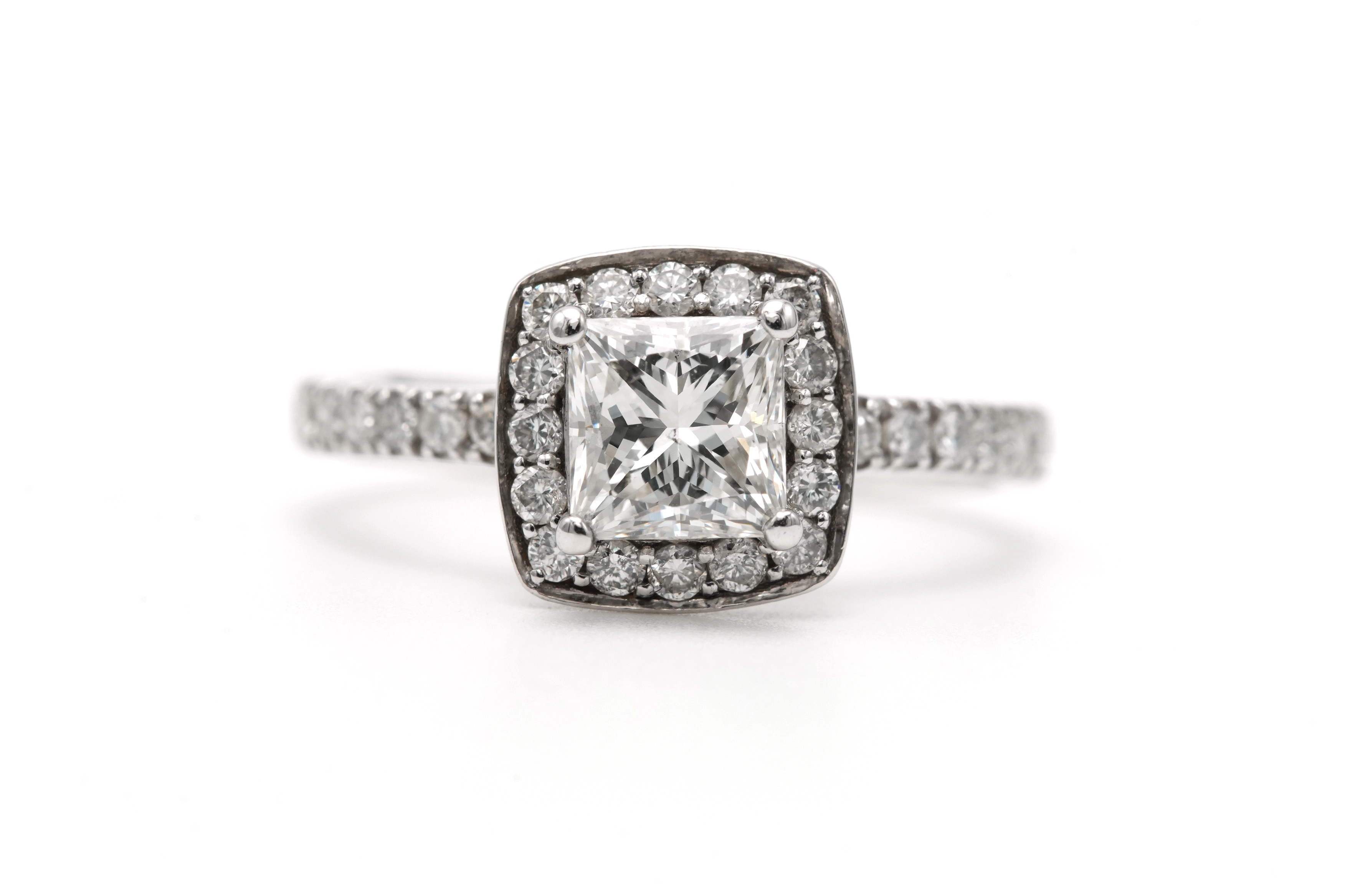 Bague contemporaine en or blanc 18 carats sertie d'un diamant "taille" princesse et de diamants "taille" brillant (+-1.32ct)