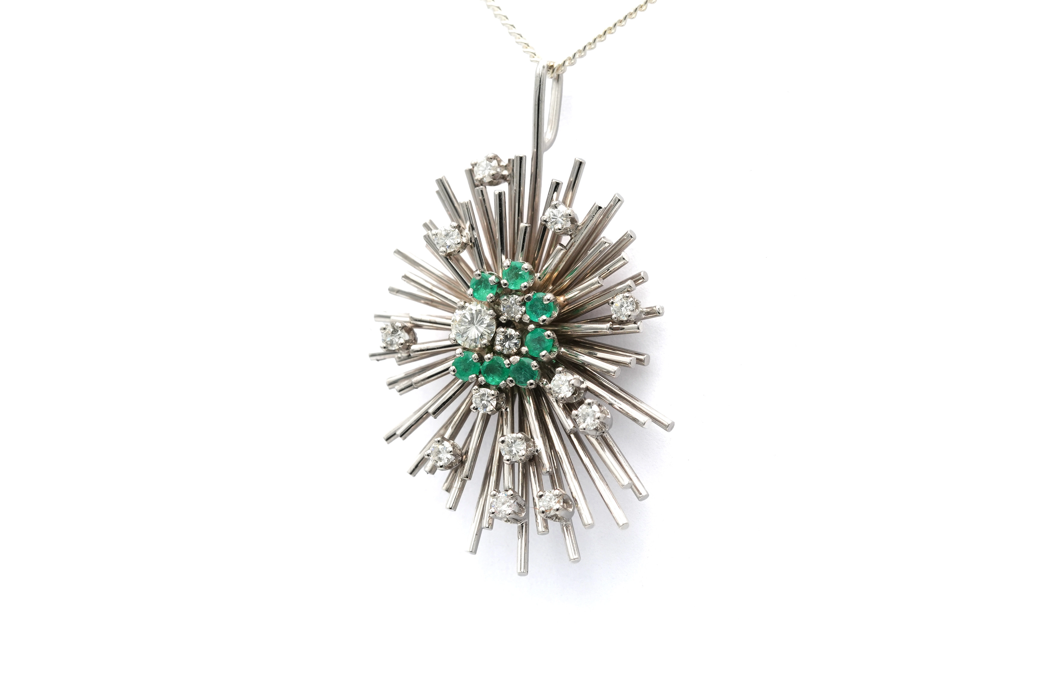 Pendentif Années 50 en or blanc 18 carats serti d'émeraudes et de diamants "taille" brillant (+-0.77ct) - 2