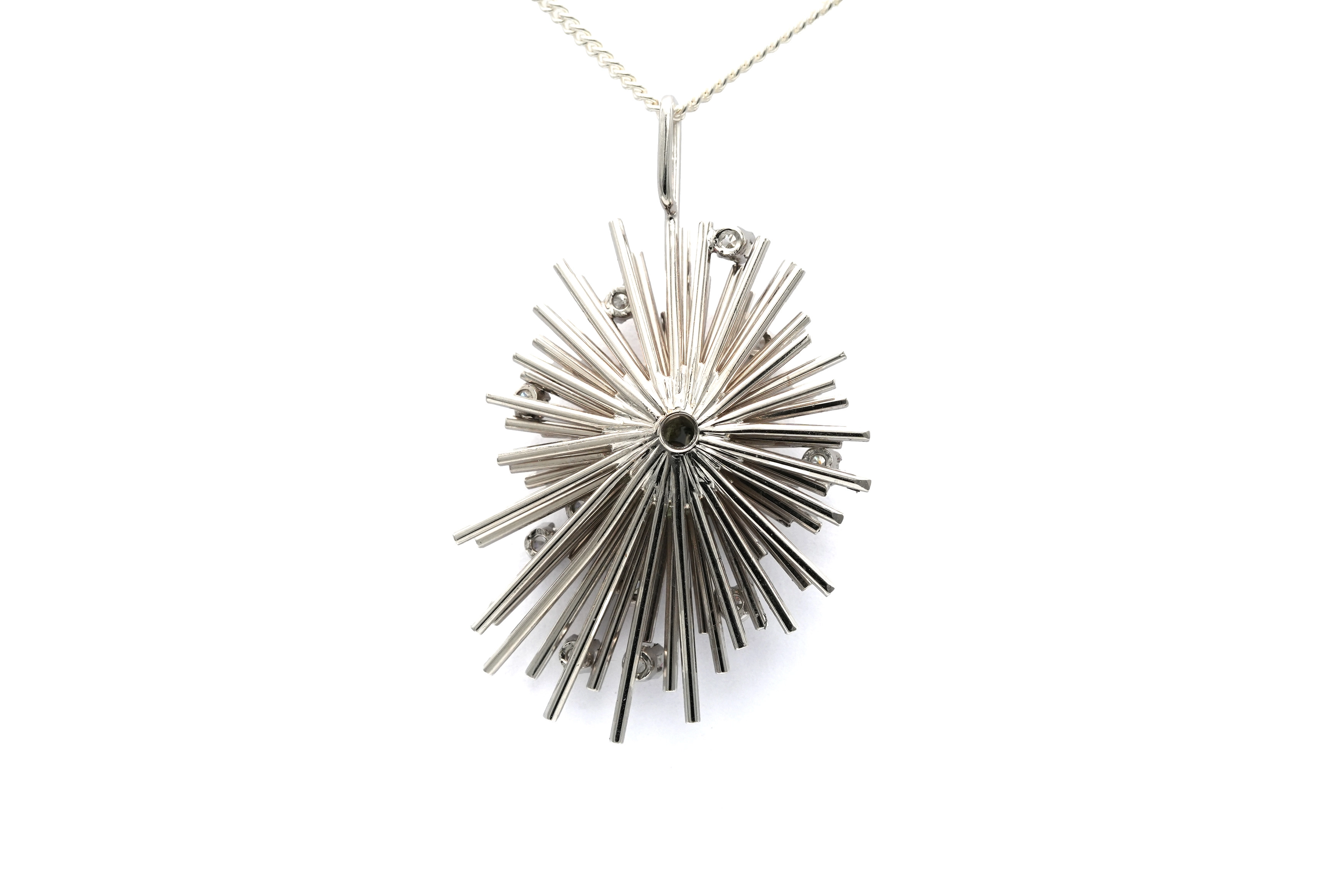 Pendentif Années 50 en or blanc 18 carats serti d'émeraudes et de diamants "taille" brillant (+-0.77ct) - 4