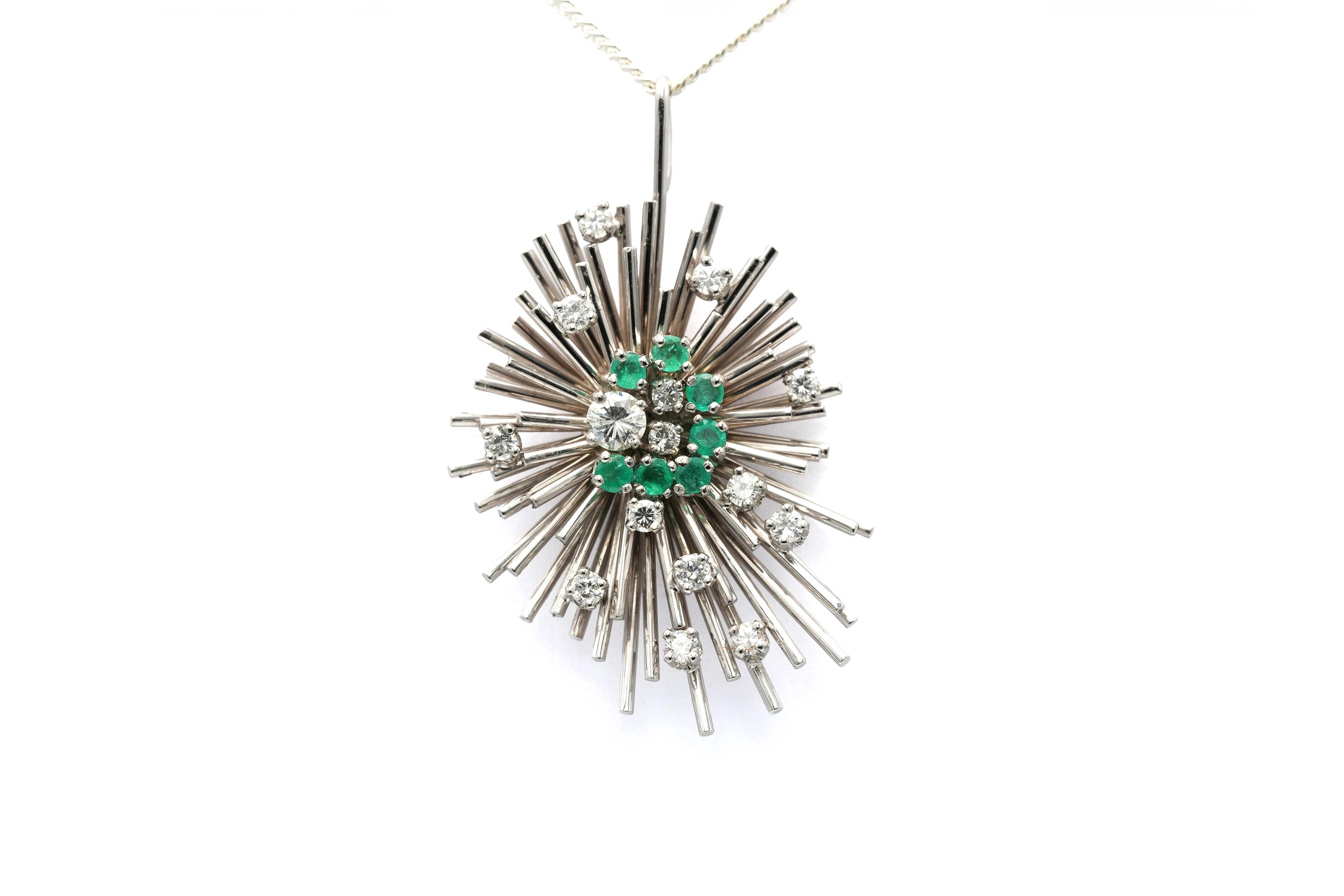 Pendentif Années 50 en or blanc 18 carats serti d'émeraudes et de diamants "taille" brillant (+-0.77ct) - - 1