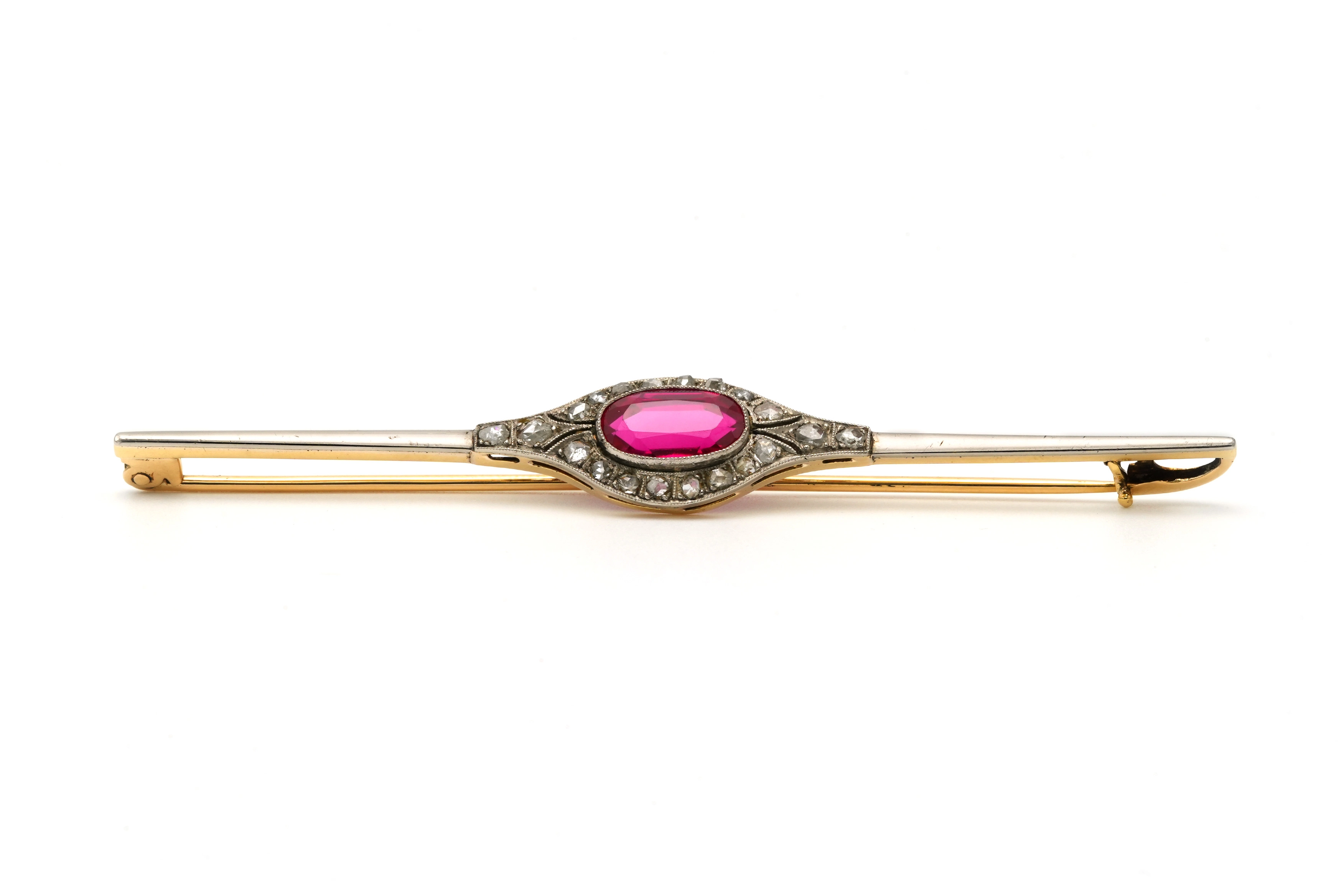 Broche Art Déco en or jaune et blanc 18 carats sertie d'un rubis de synthèse et de diamants "taille" rose - - 1