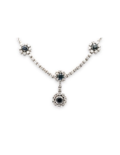 Collier Années 70 en or blanc 18 carats, saphirs et diamants "taille" brillant (+-1.52ct) - 1