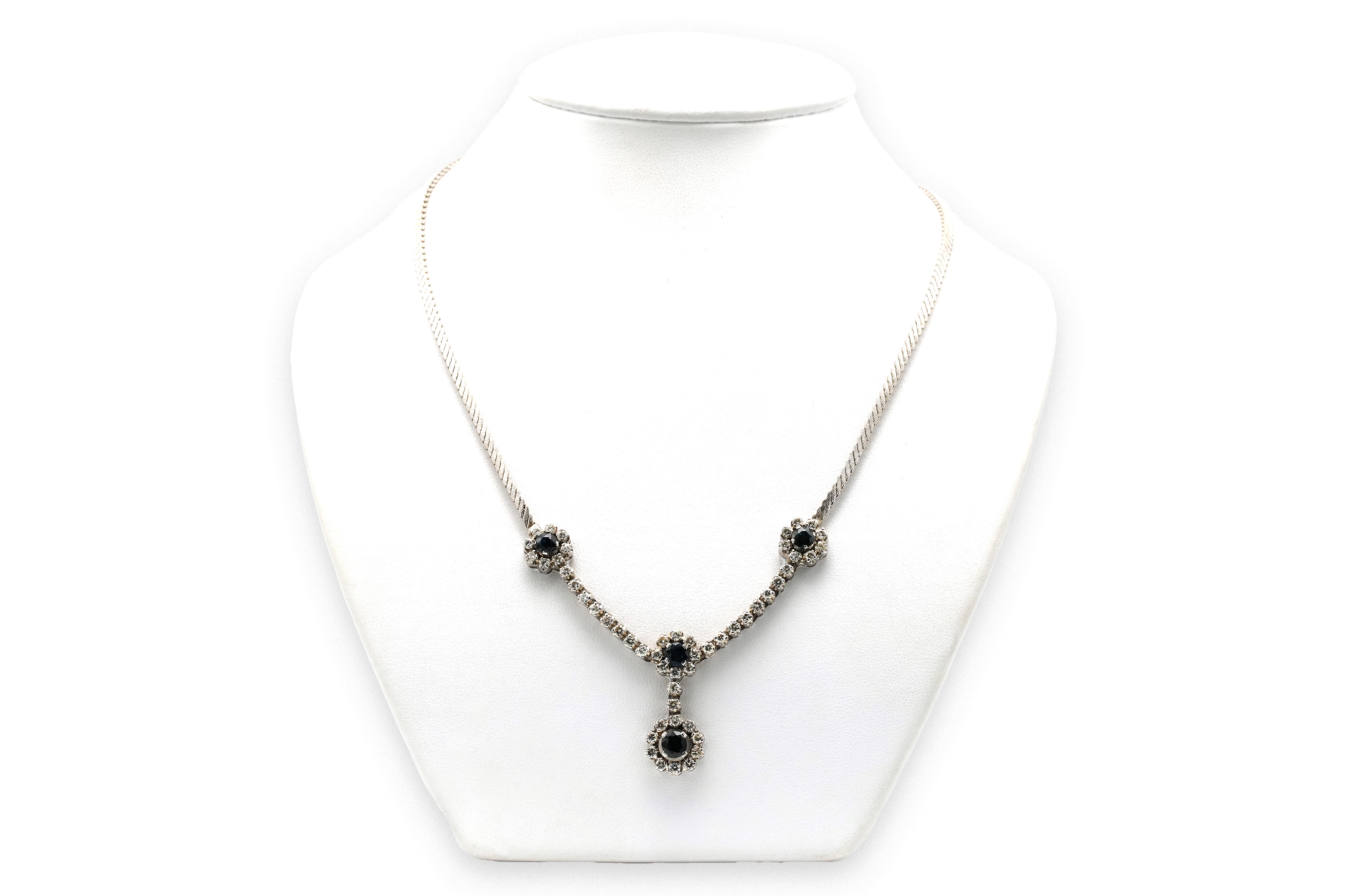 Collier Années 70 en or blanc 18 carats, saphirs et diamants "taille" brillant (+-1.52ct) - 2