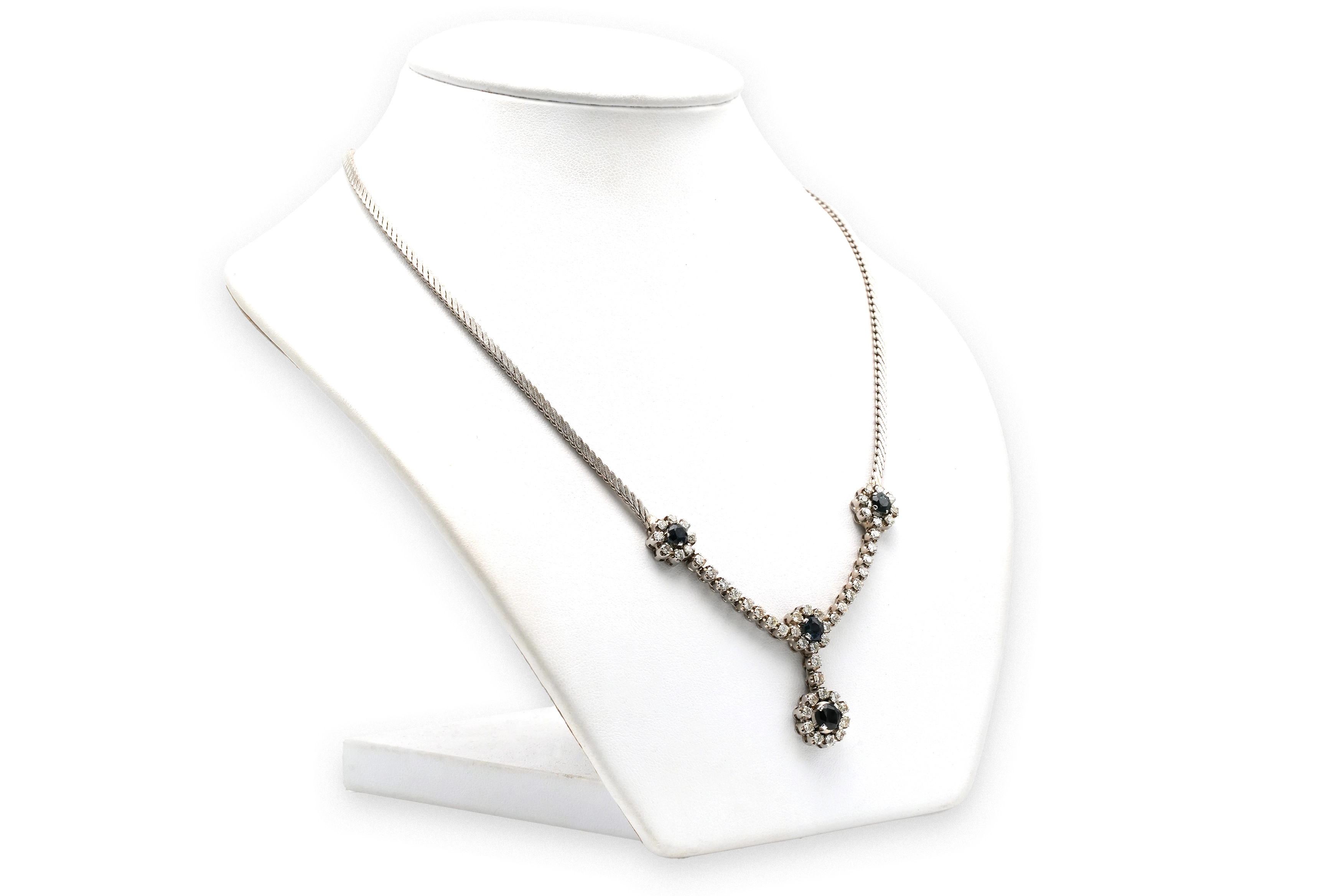 Collier Années 70 en or blanc 18 carats, saphirs et diamants "taille" brillant (+-1.52ct) - 4