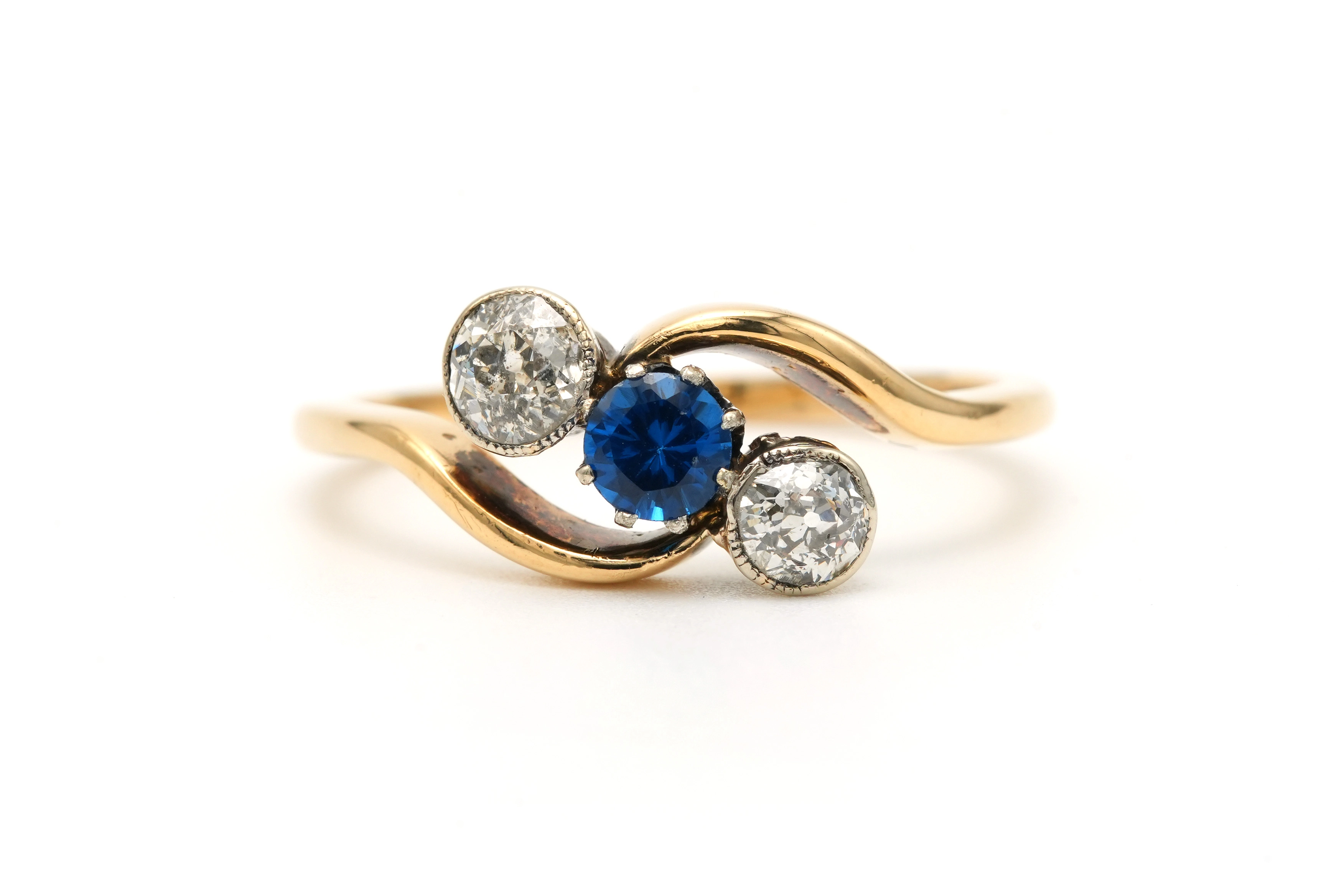 Bague Art Nouveau en or jaune 18 carats sertie d'un saphir et de diamants old cut - 1