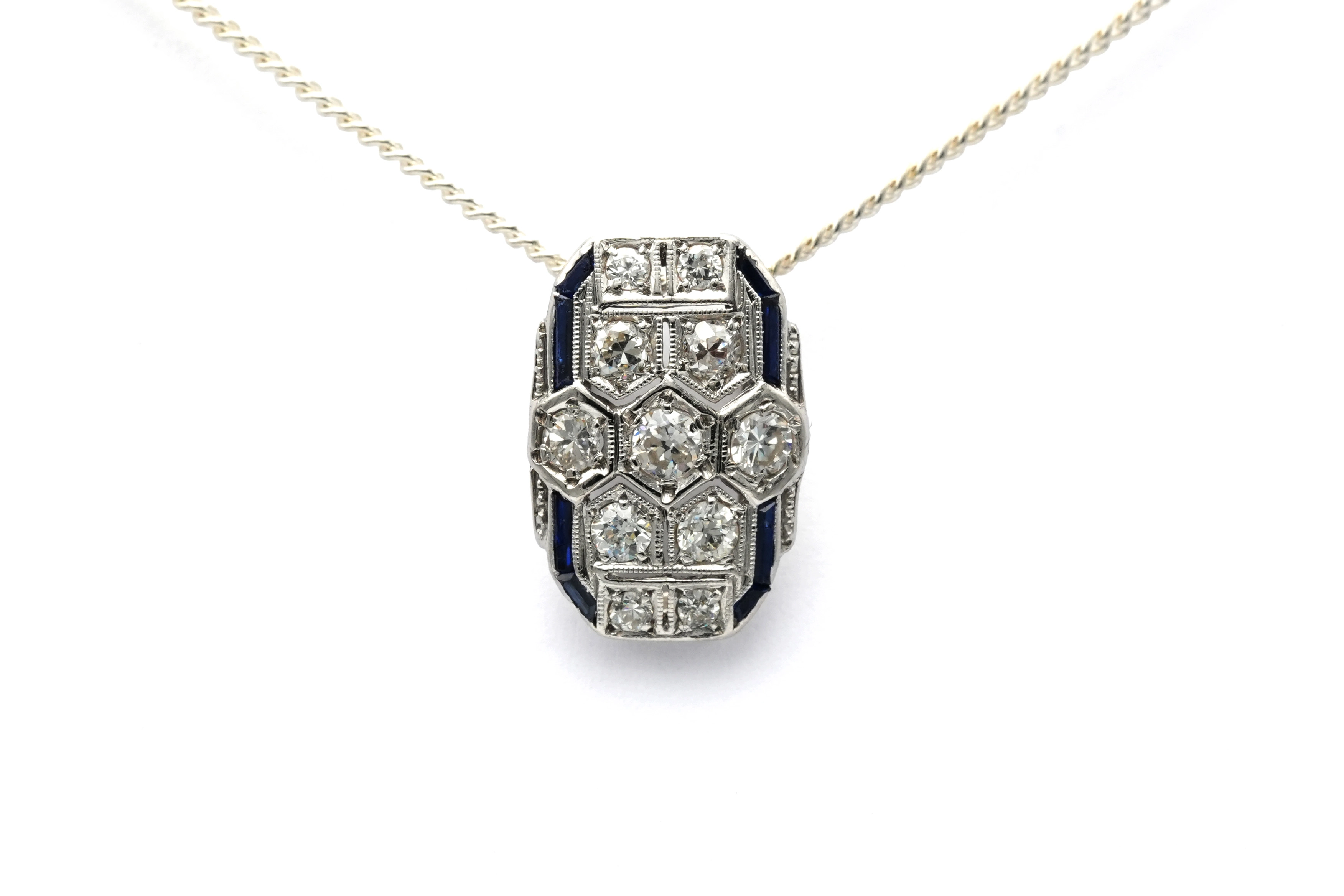 Pendentif Art Déco en or blanc 18 carats serti de saphirs et de diamants "taille" brillant (+-0.456ct) - 1