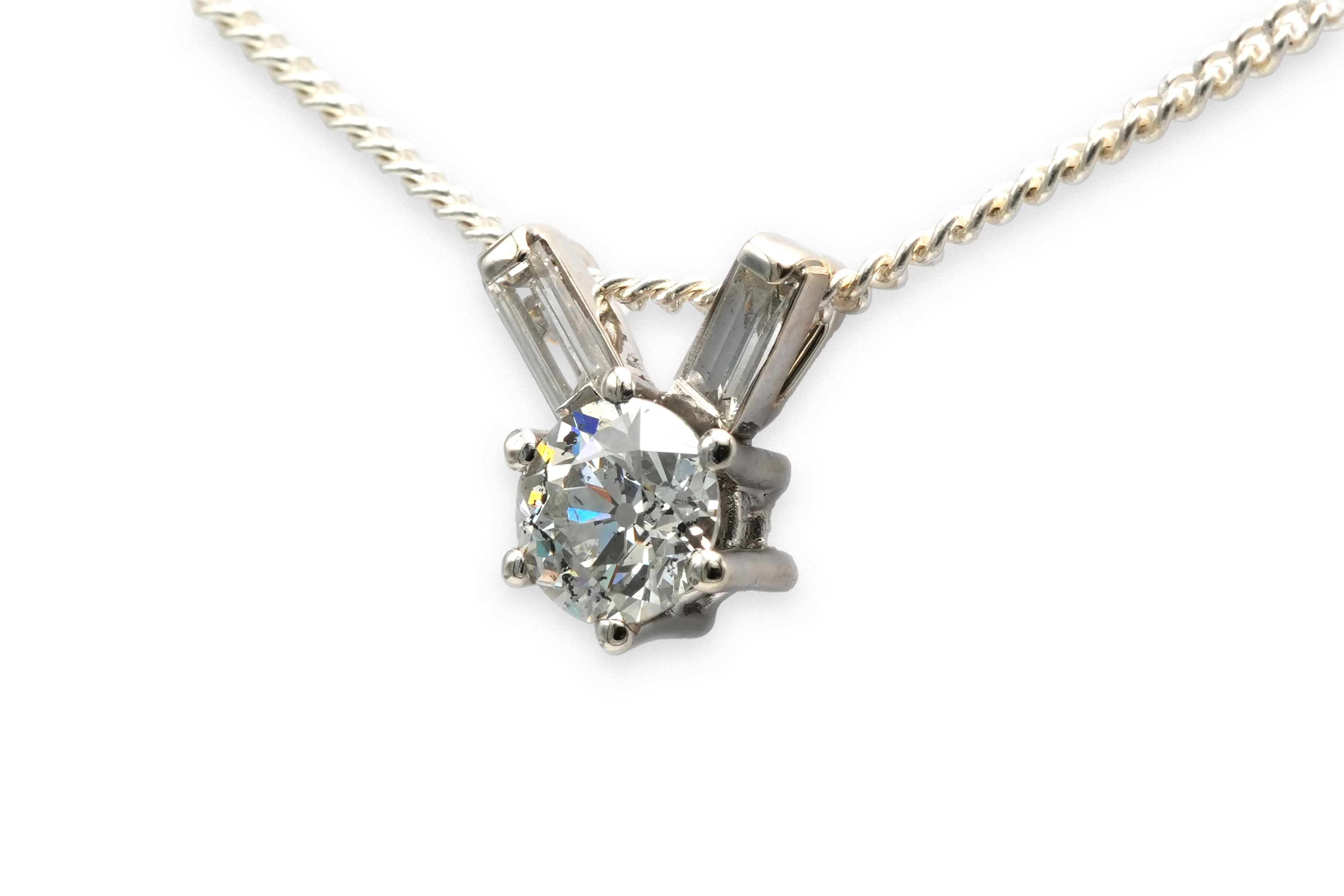 Pendentif Années 70 en or blanc 18 carats serti de diamants "taille" baguette et d'un diamant old cut - 2