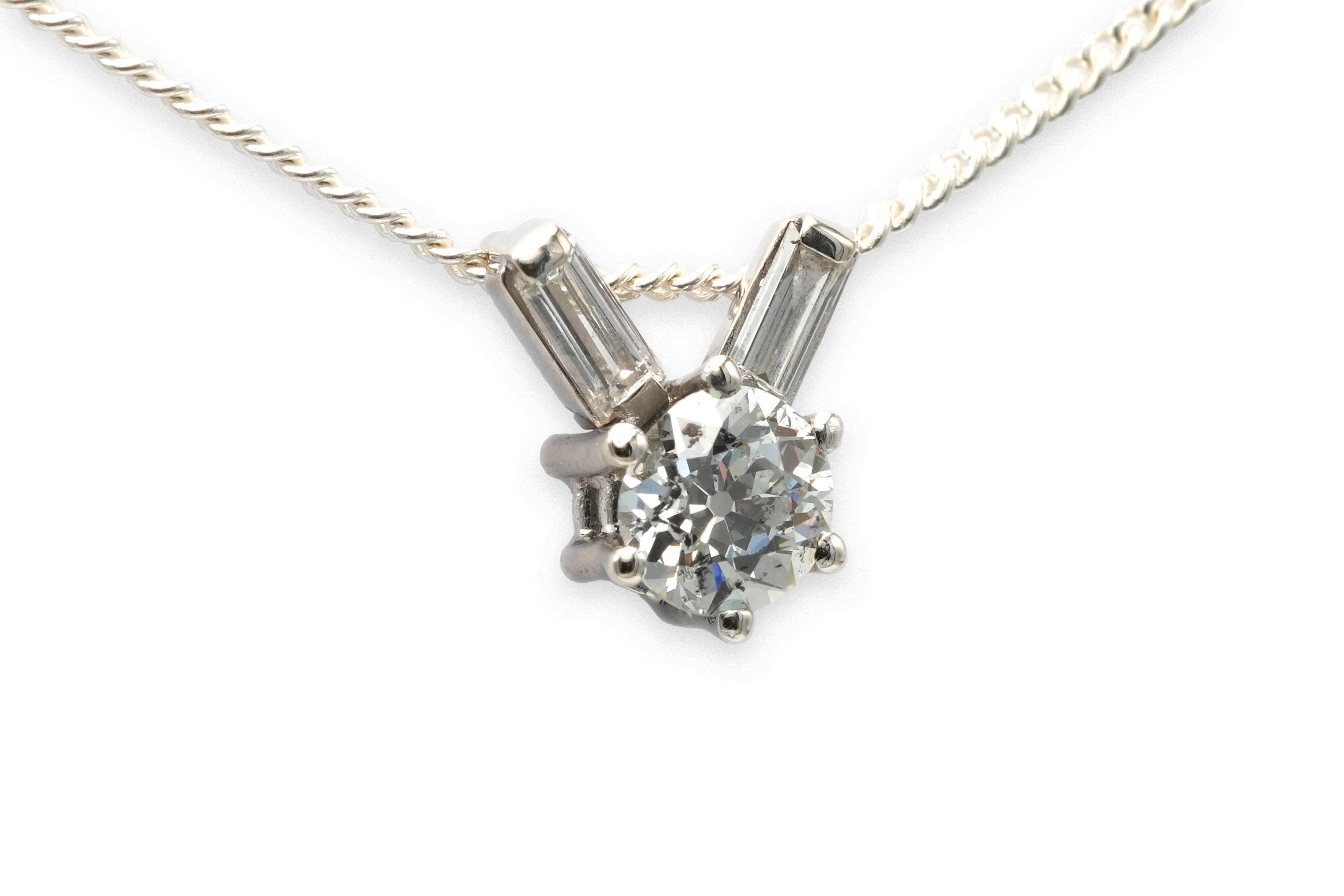Pendentif Années 70 en or blanc 18 carats serti de diamants "taille" baguette et d'un diamant old cut - - 3