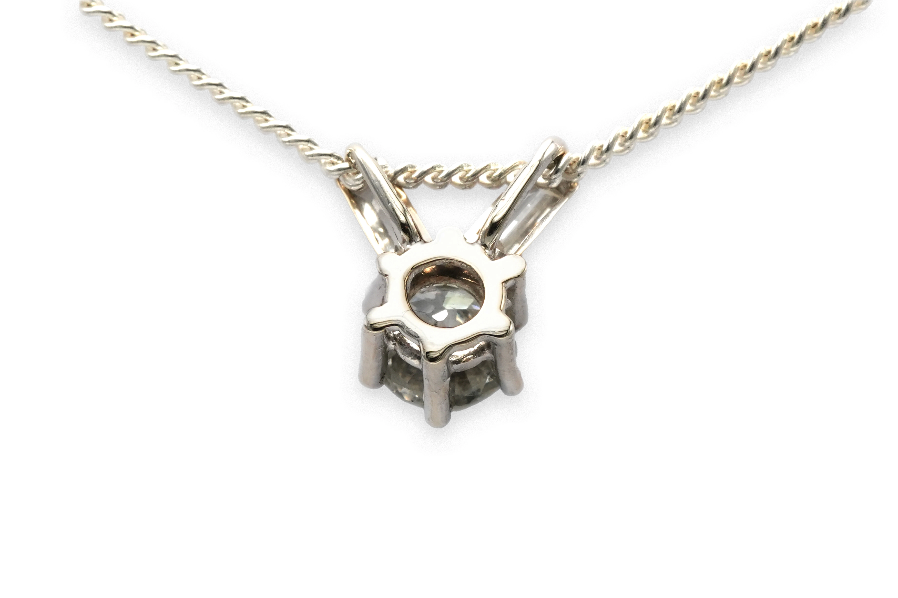 Pendentif Années 70 en or blanc 18 carats serti de diamants "taille" baguette et d'un diamant old cut - 4