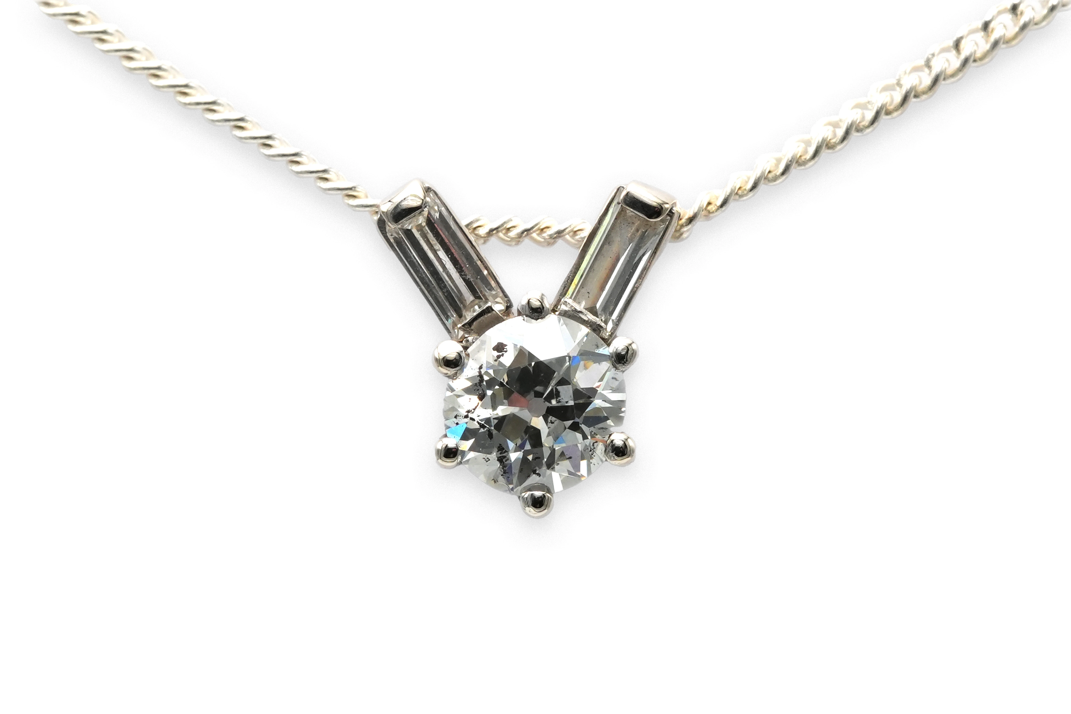 Pendentif Années 70 en or blanc 18 carats serti de diamants "taille" baguette et d'un diamant old cut - 1