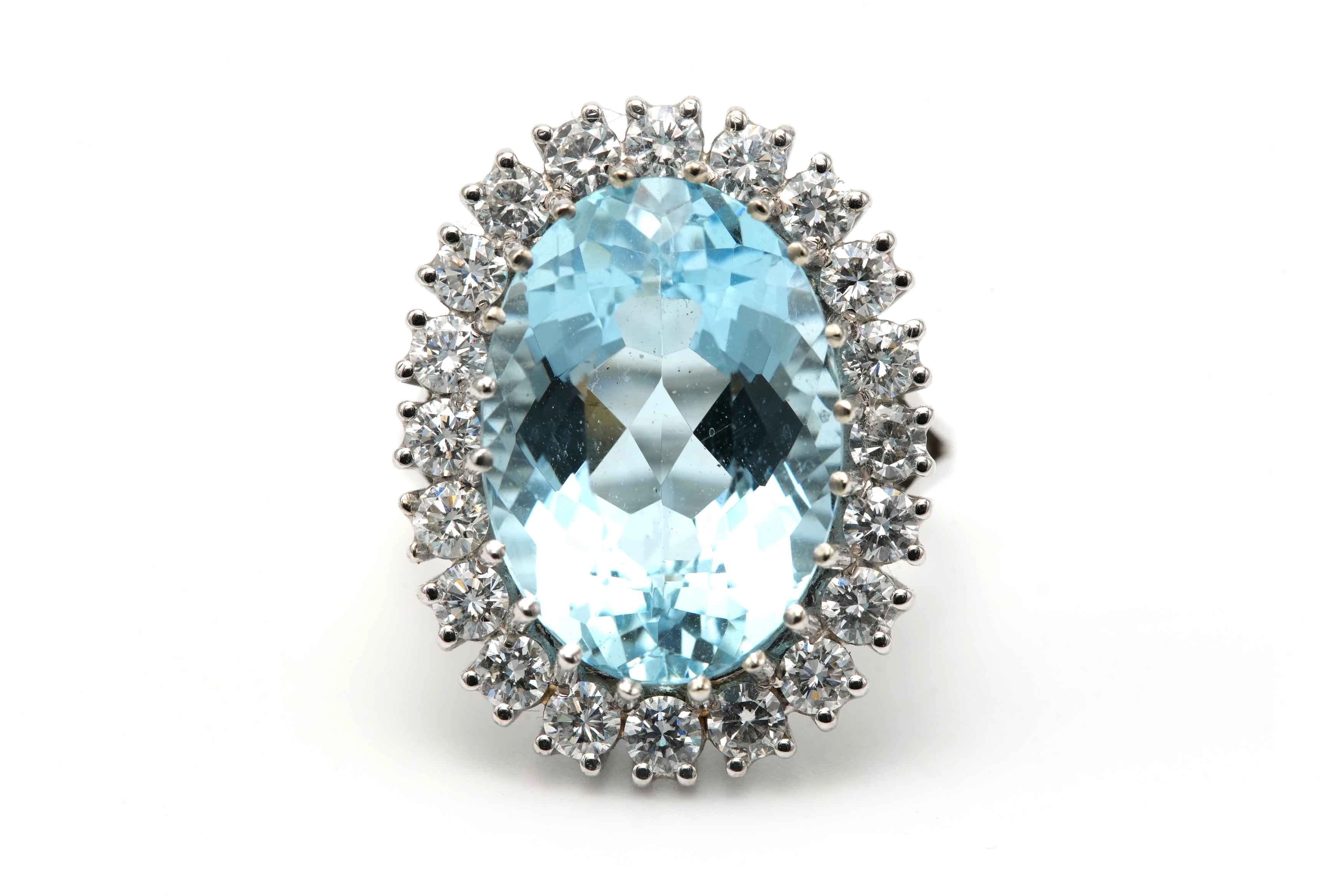 Bague contemporaine en or blanc 18 carats sertie d'une Aigue-Marine et de diamants "taille" brillant (+-3,2ct)