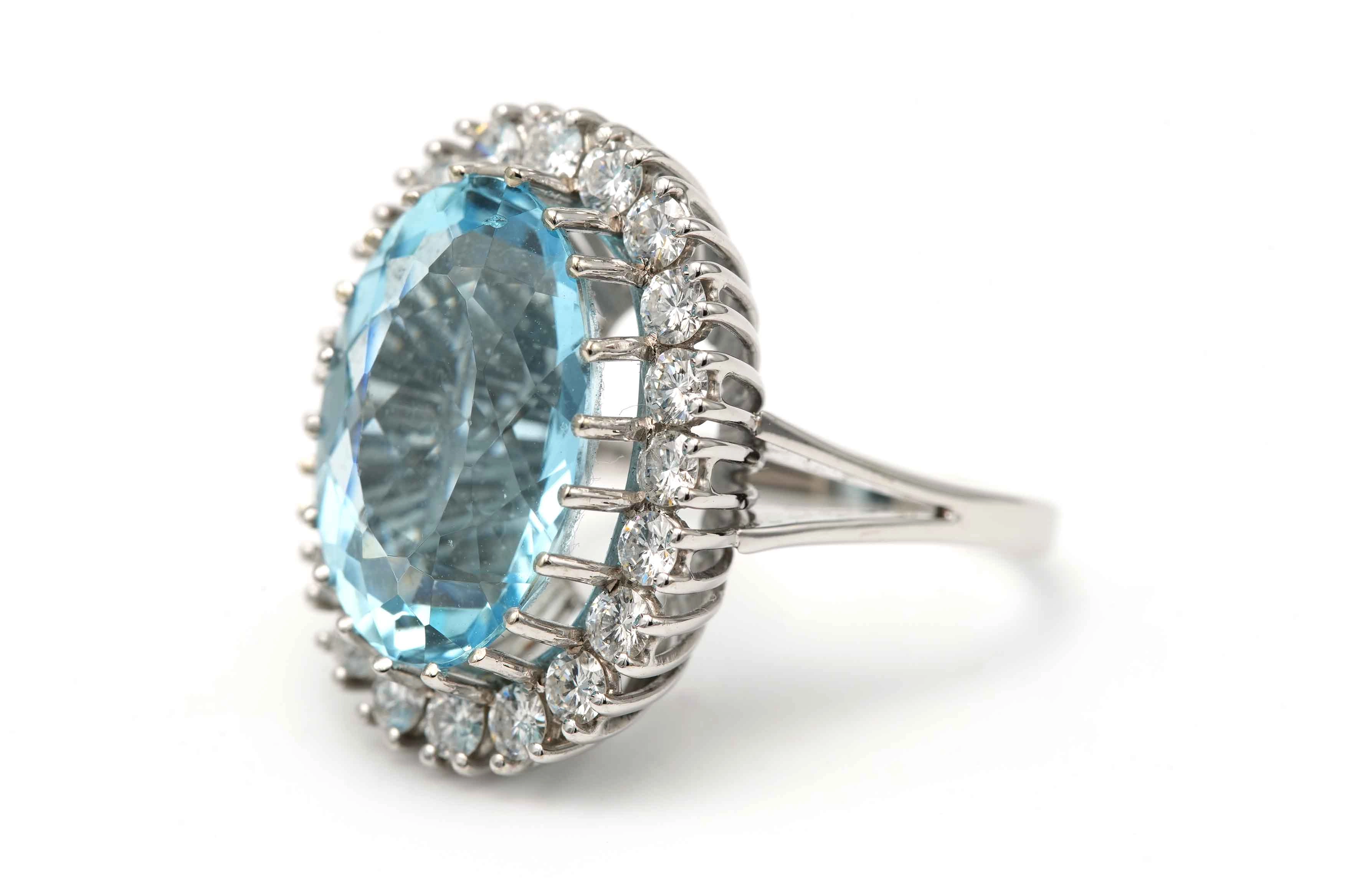 Bague contemporaine en or blanc 18 carats sertie d'une Aigue-Marine et de diamants "taille" brillant (+-3,2ct)