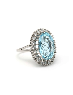 Bague contemporaine en or blanc 18 carats sertie d'une Aigue-Marine et de diamants "taille" brillant (+-3,2ct)