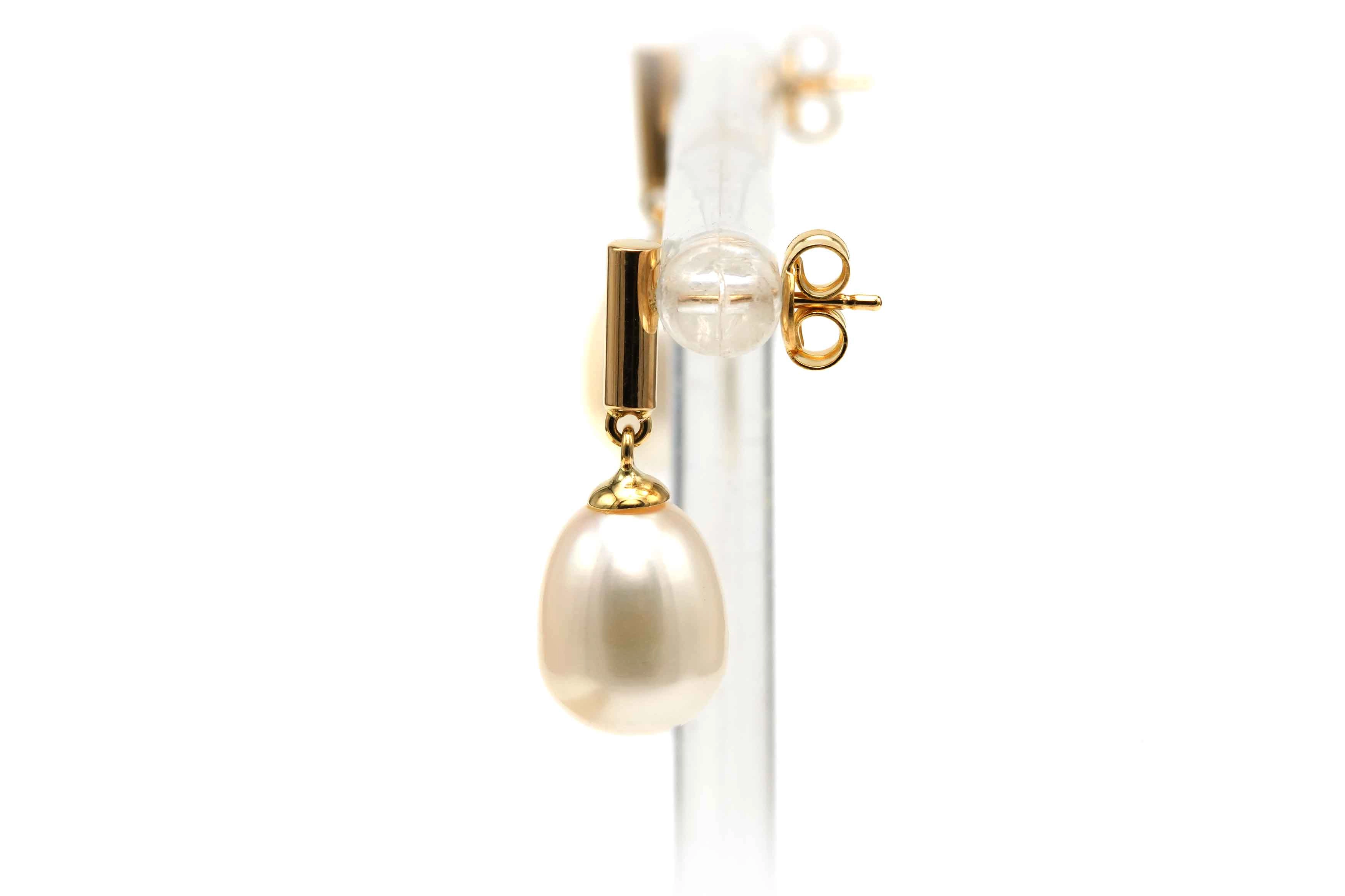 Boucles d'oreilles contemporaines en or jaune 18 carats serties de perles