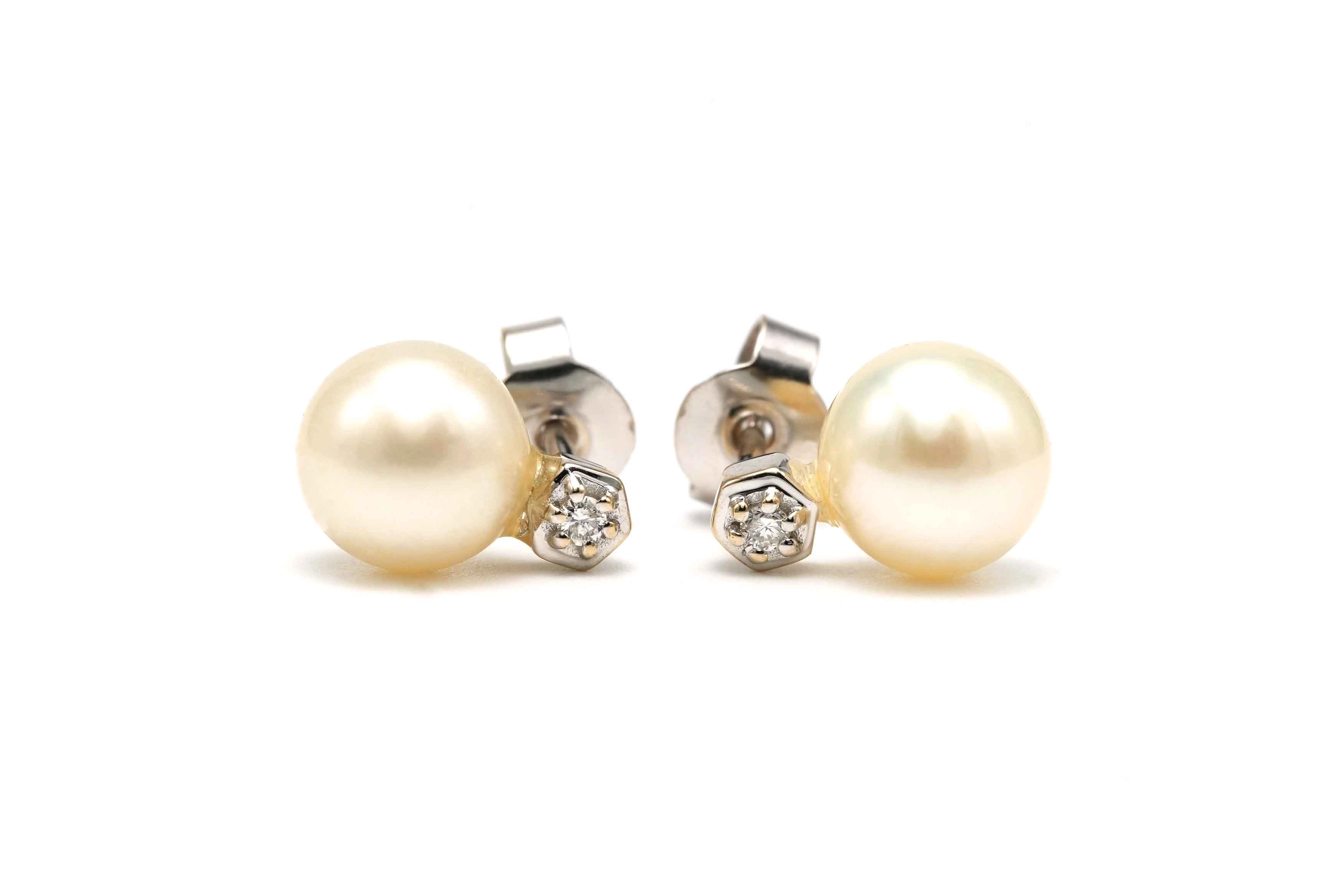 Boucles d'oreilles contemporaines en or blanc 18 carats serties de perles et de diamants "taille" brillant (+-0,06ct) - - 1