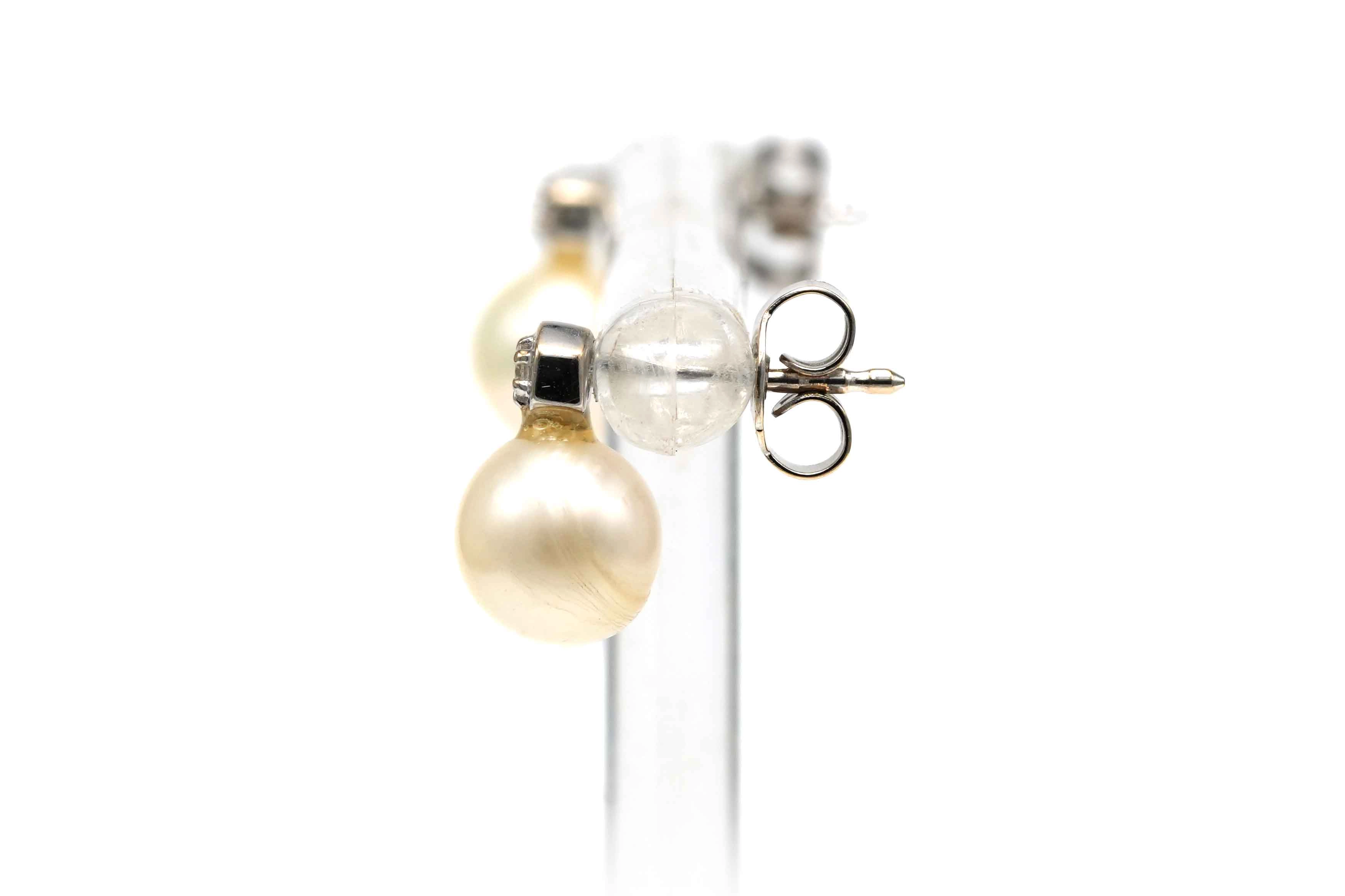 Boucles d'oreilles contemporaines en or blanc 18 carats serties de perles et de diamants "taille" brillant (+-0,06ct)