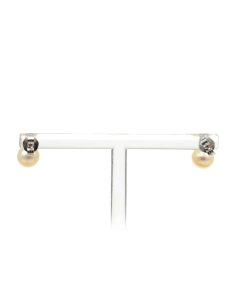 Boucles d'oreilles contemporaines en or blanc 18 carats serties de perles et de diamants "taille" brillant (+-0,06ct)