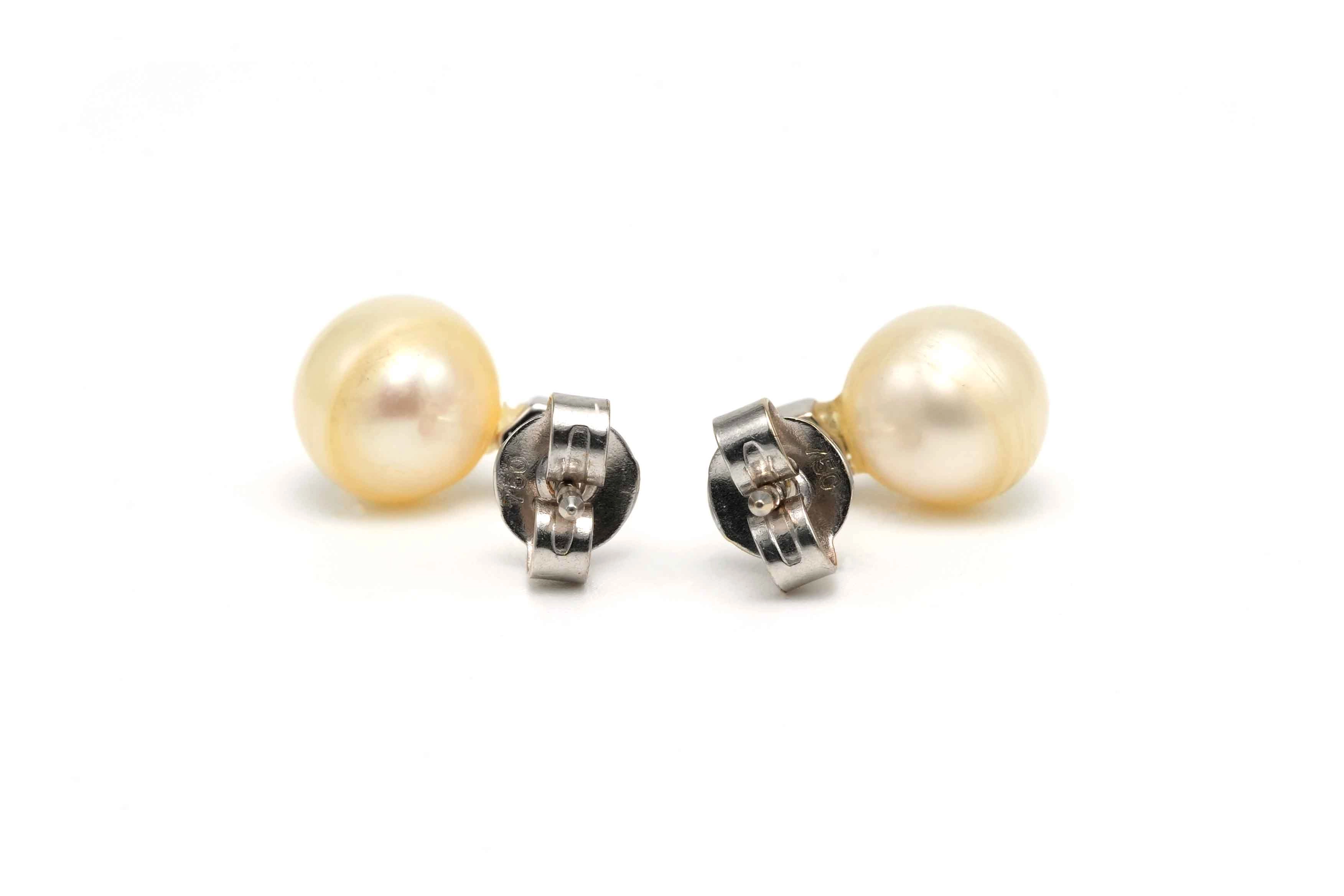 Boucles d'oreilles contemporaines en or blanc 18 carats serties de perles et de diamants "taille" brillant (+-0,06ct)