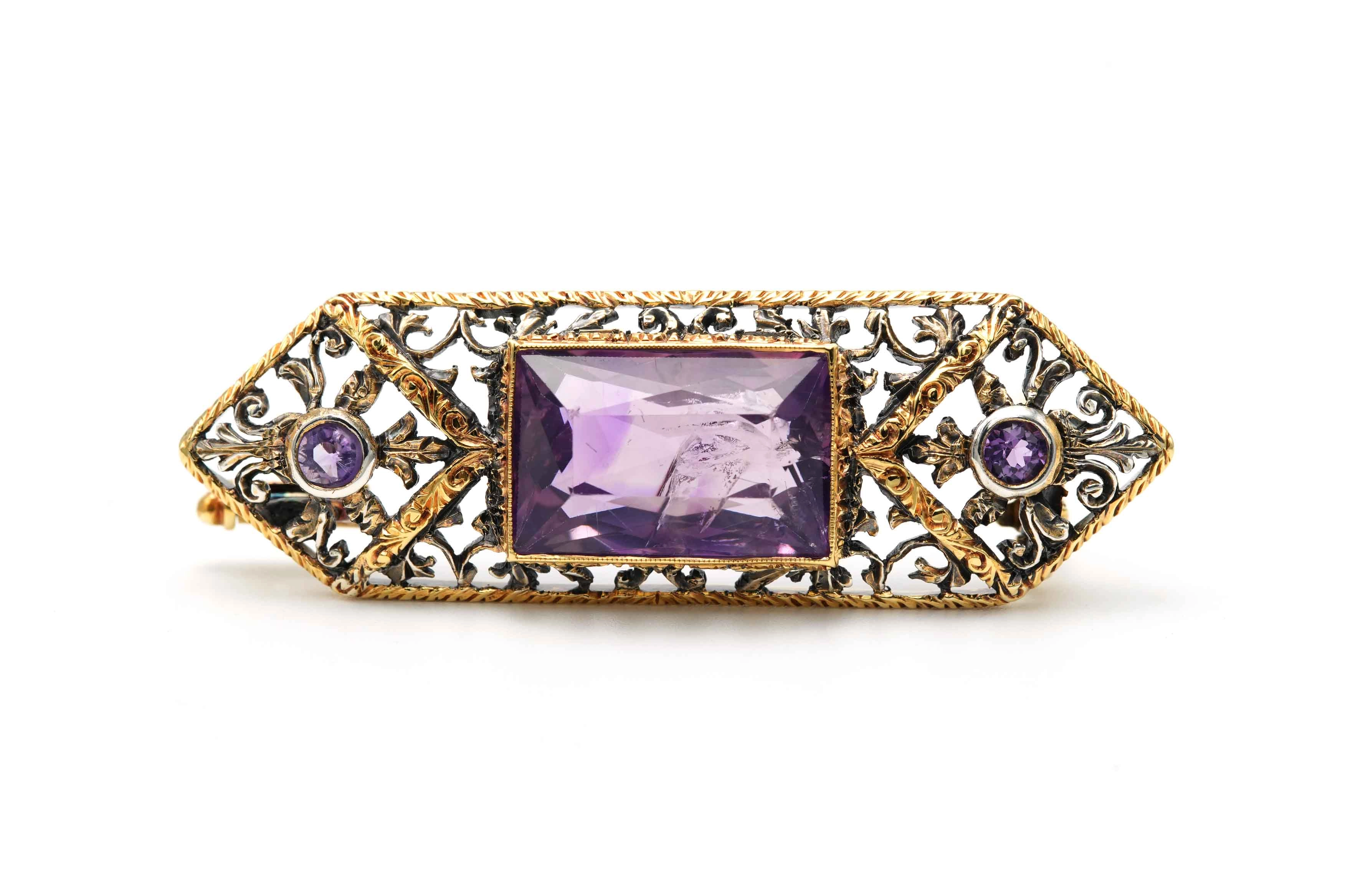 Broche Napoléon III en or jaune 18 carats et argent sertie d'améthystes