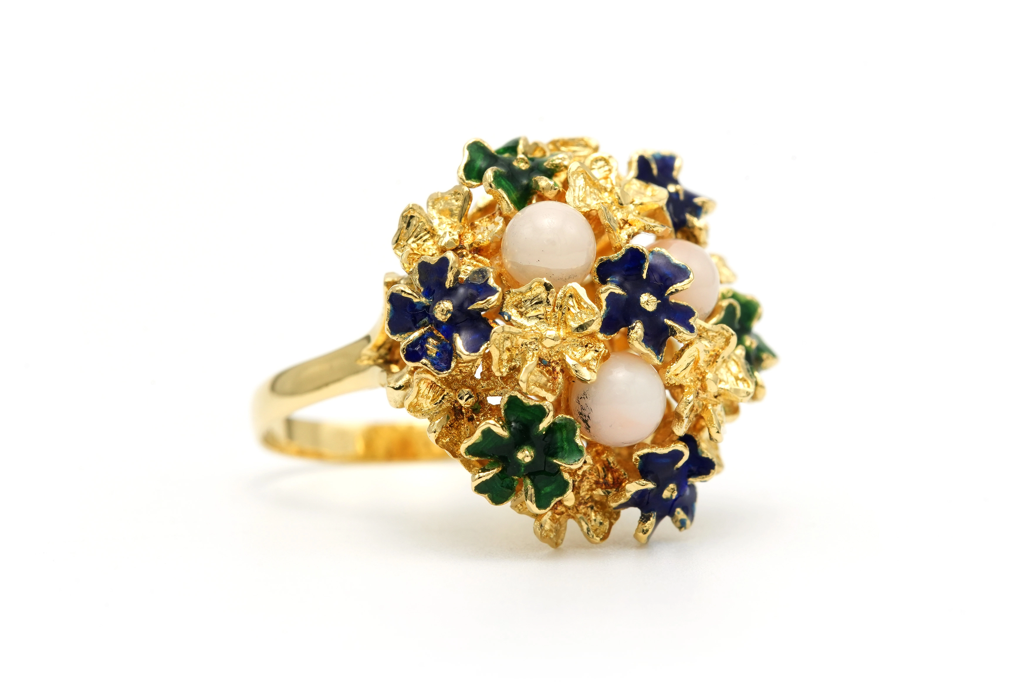 Bague Années 70 en or jaune 18 carats sertie d'émail et de corail blanc