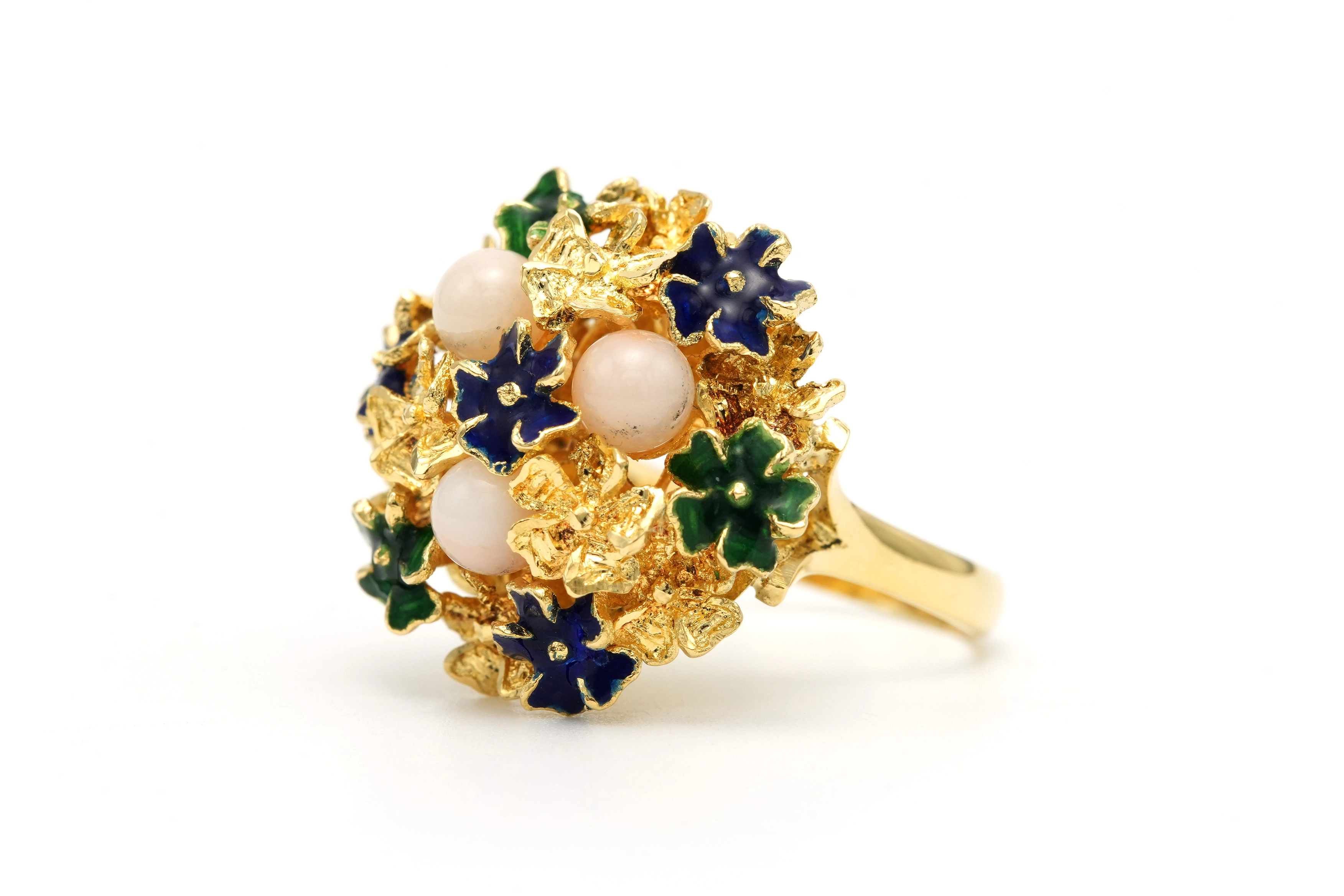 Bague Années 70 en or jaune 18 carats sertie d'émail et de corail blanc