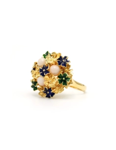 Bague Années 70 en or jaune 18 carats sertie d'émail et de corail blanc