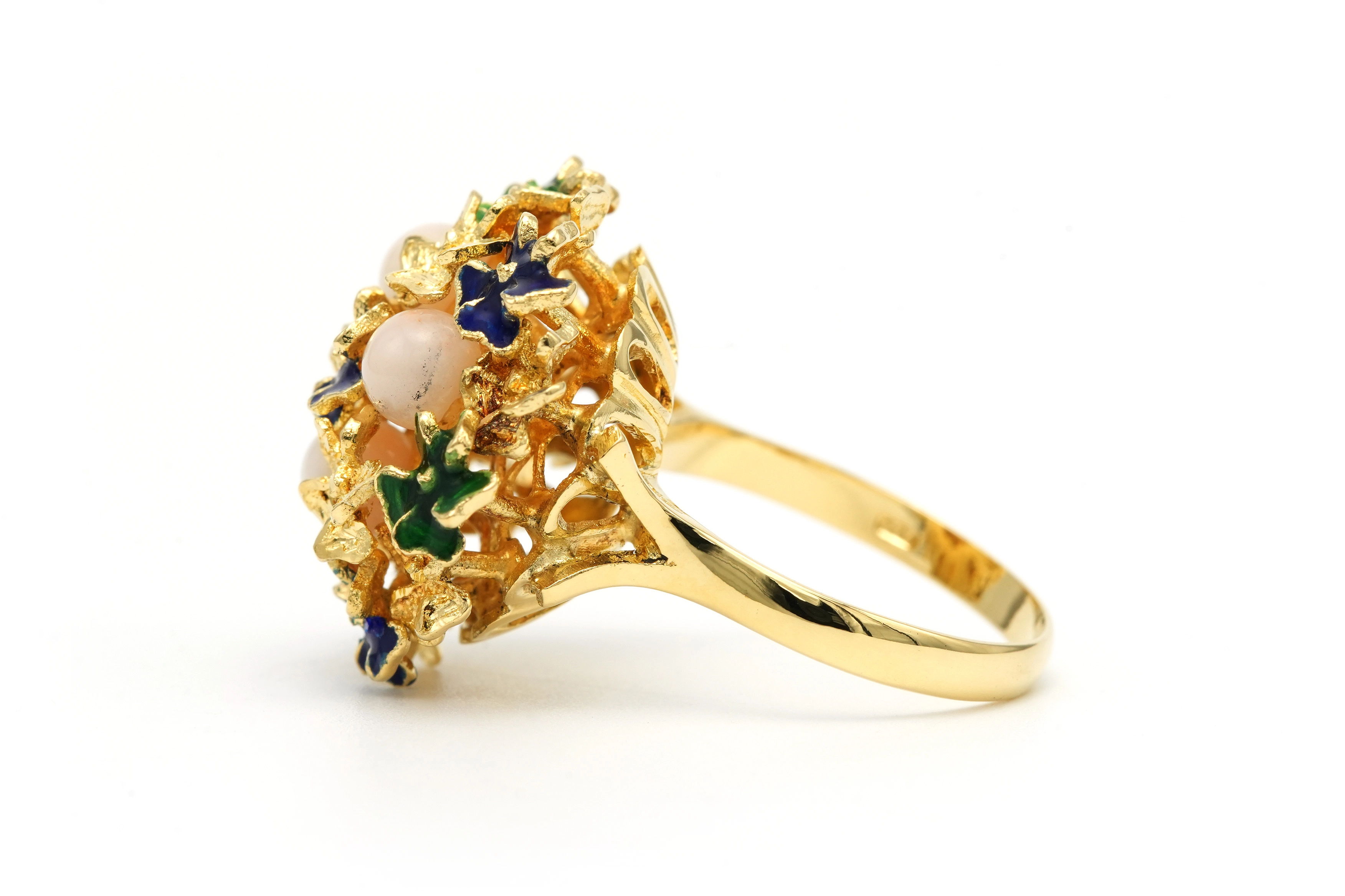 Bague Années 70 en or jaune 18 carats sertie d'émail et de corail blanc