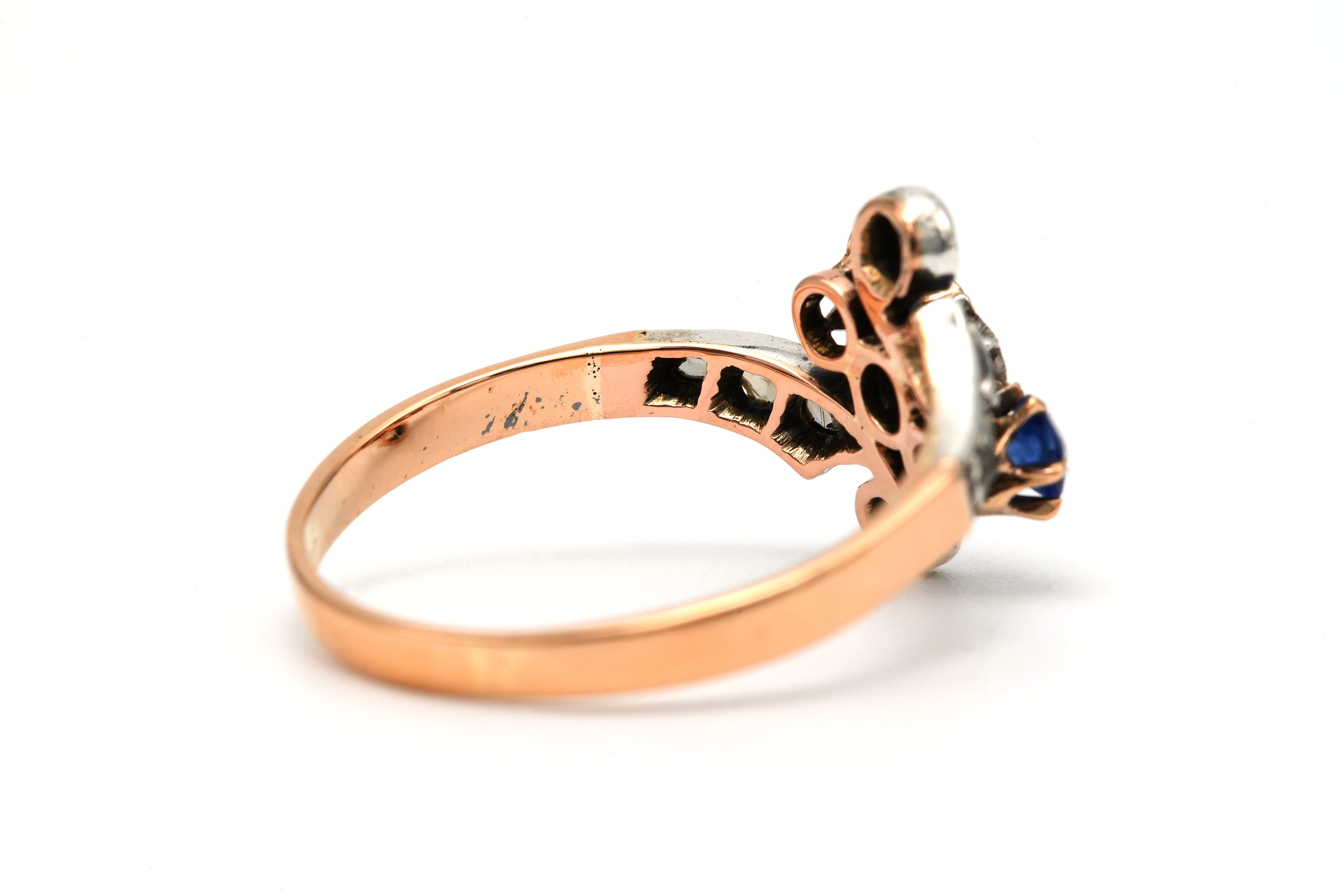 Bague Art Nouveau en or jaune et blanc 18 carats sertie de saphirs et de diamants "taille" rose