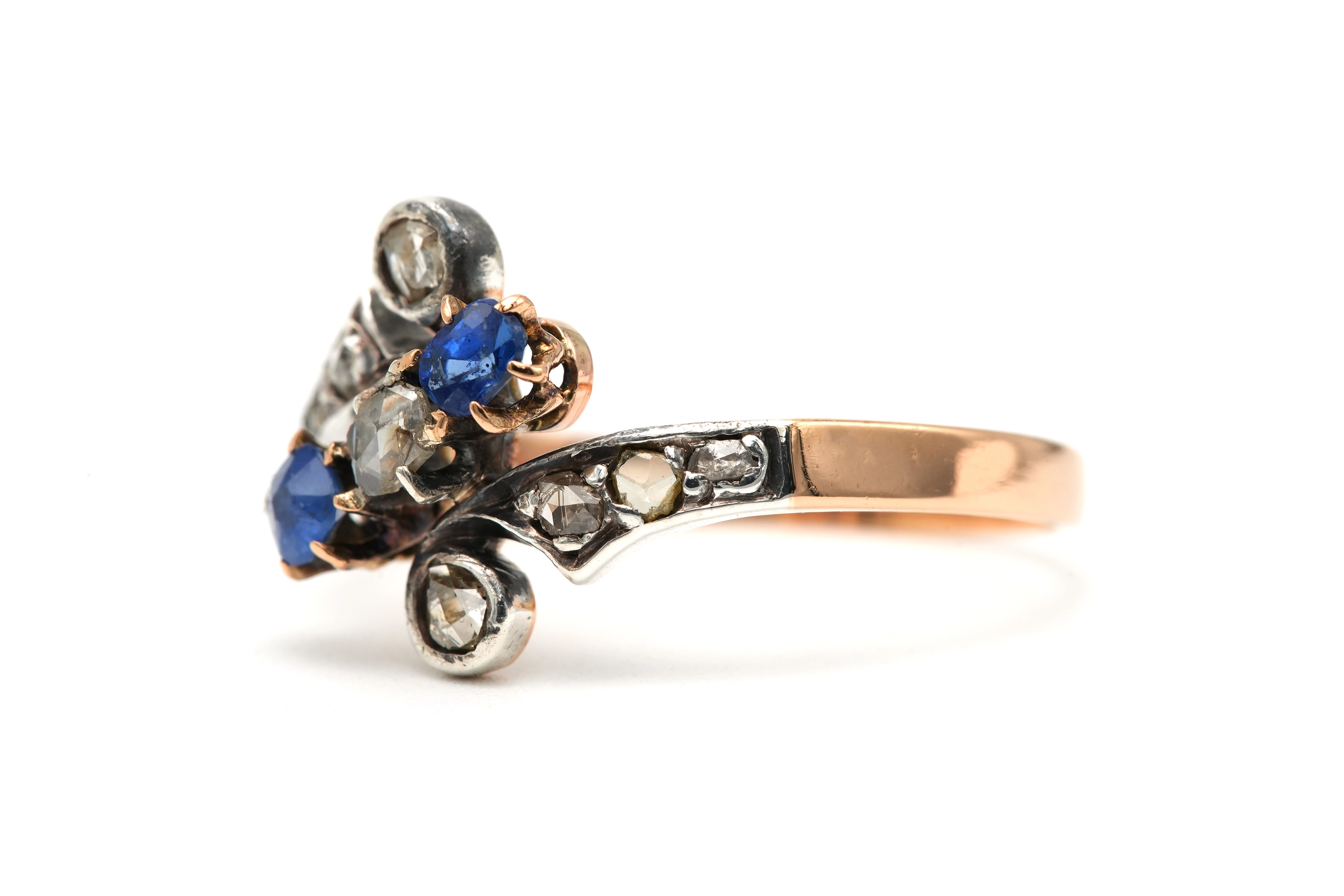 Bague Art Nouveau en or jaune et blanc 18 carats sertie de saphirs et de diamants "taille" rose