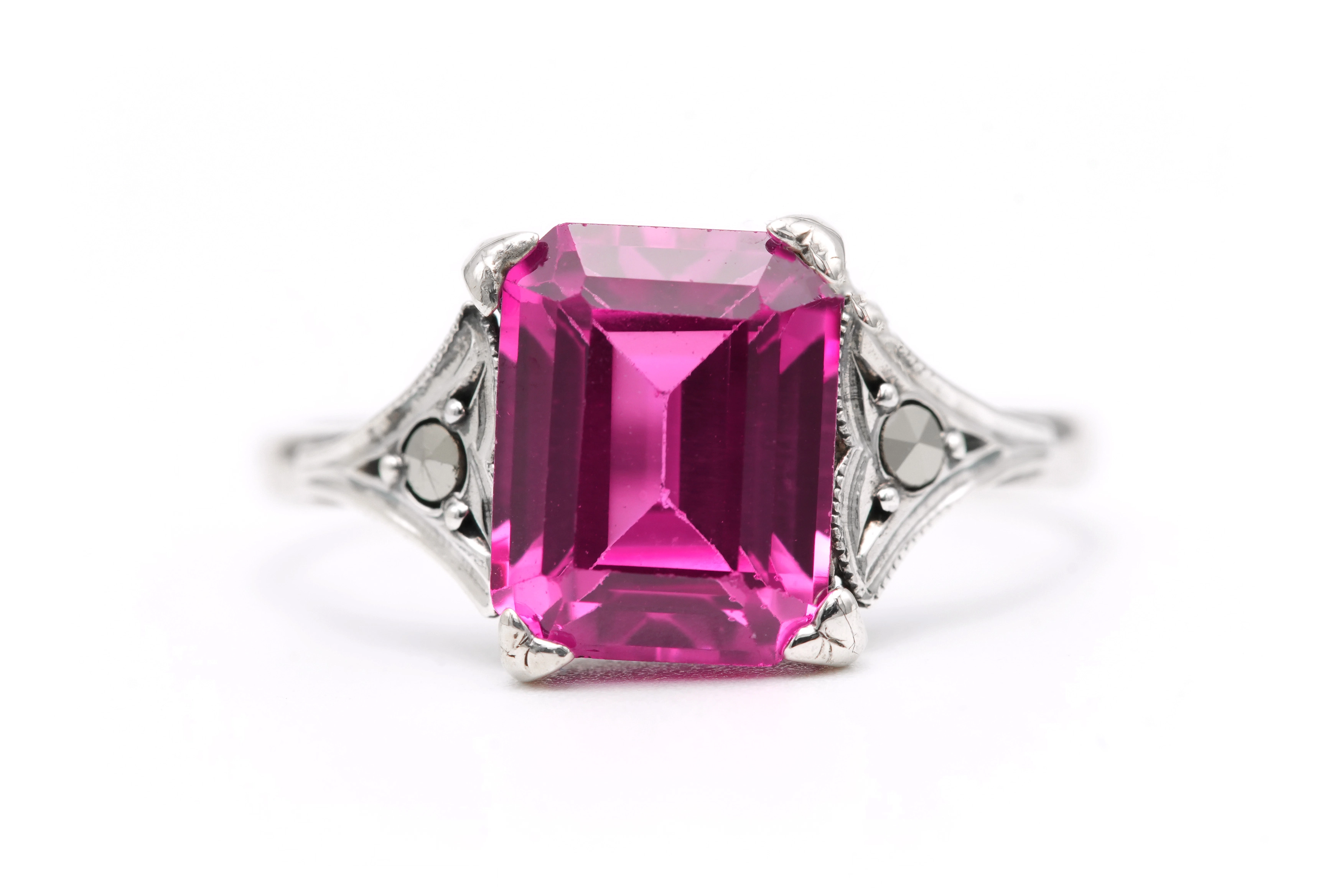 Bague Art Déco en argent sertie d'un saphir de synthèse et de marcassites - 1