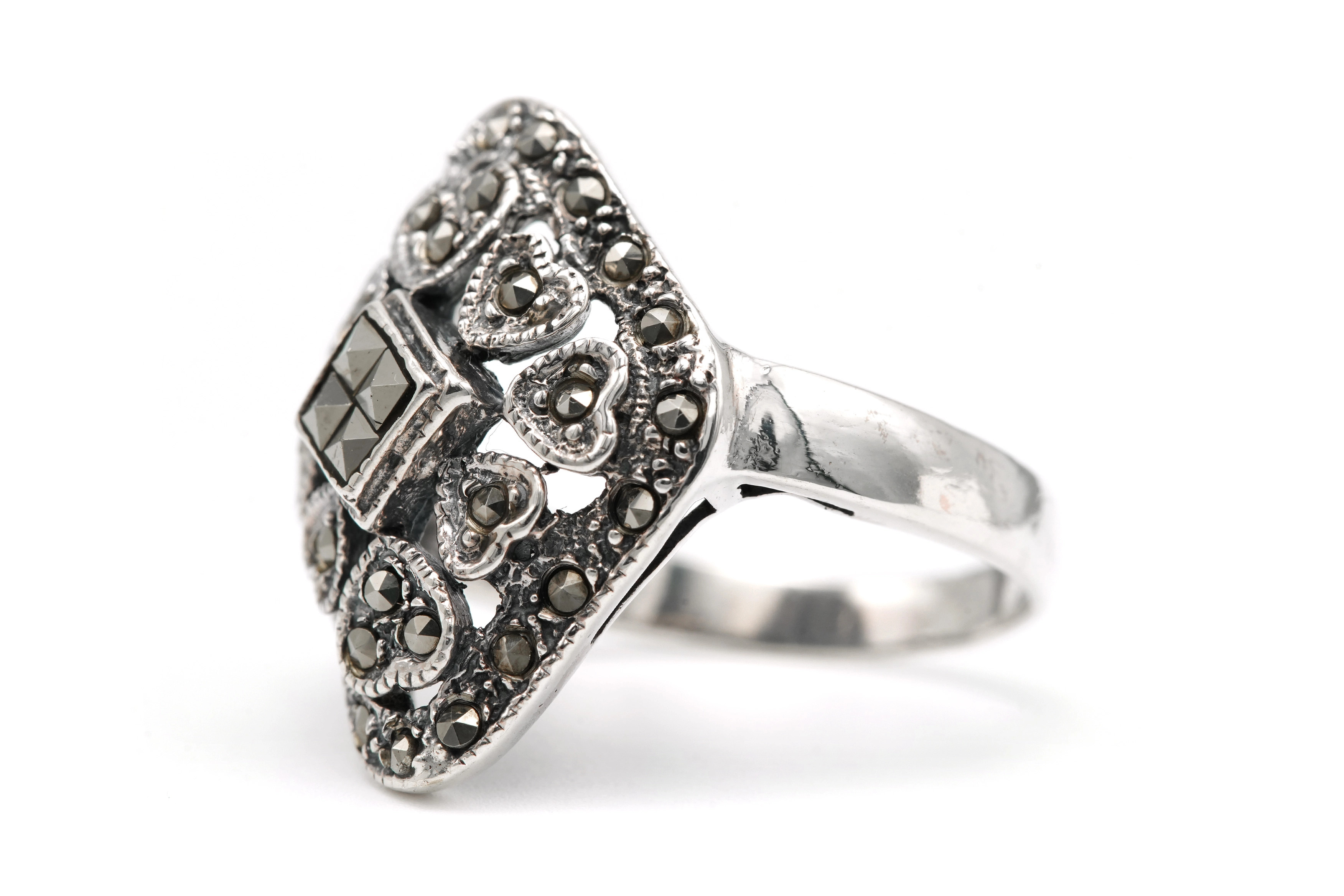 Bague contemporaine en argent 925 sertie de marcassites