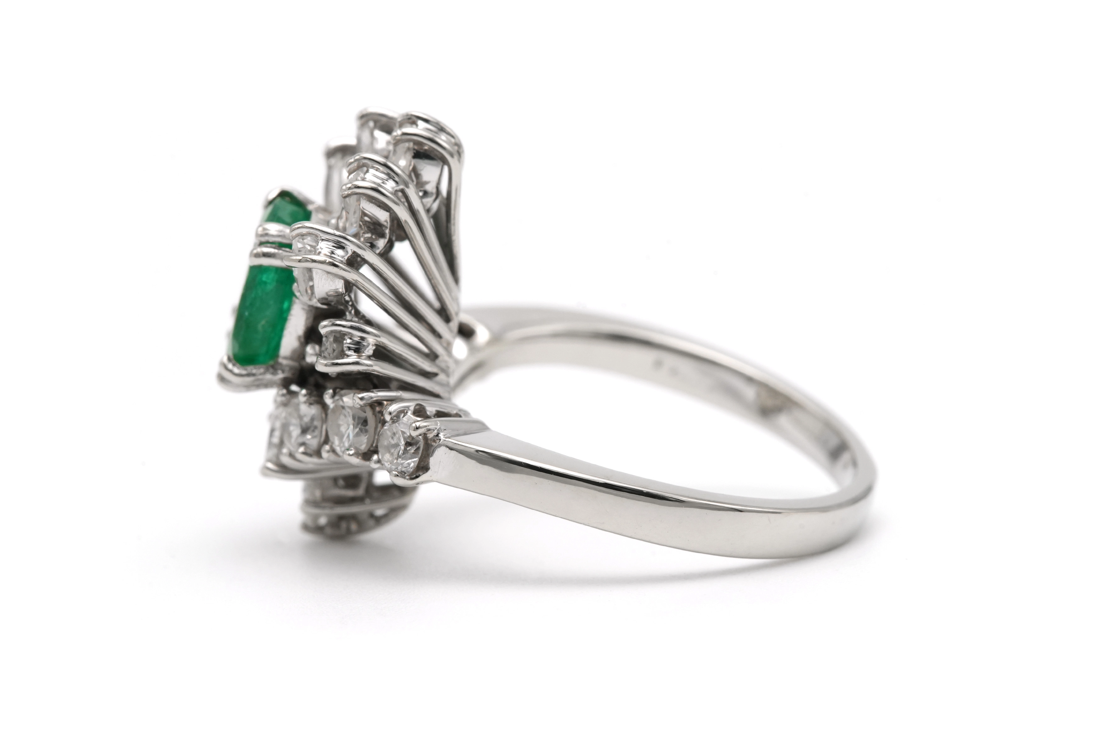 Bague Années 70 en or blanc 18 carats sertie d'une émeraude et de diamants "taille" marquise et brillant - 3