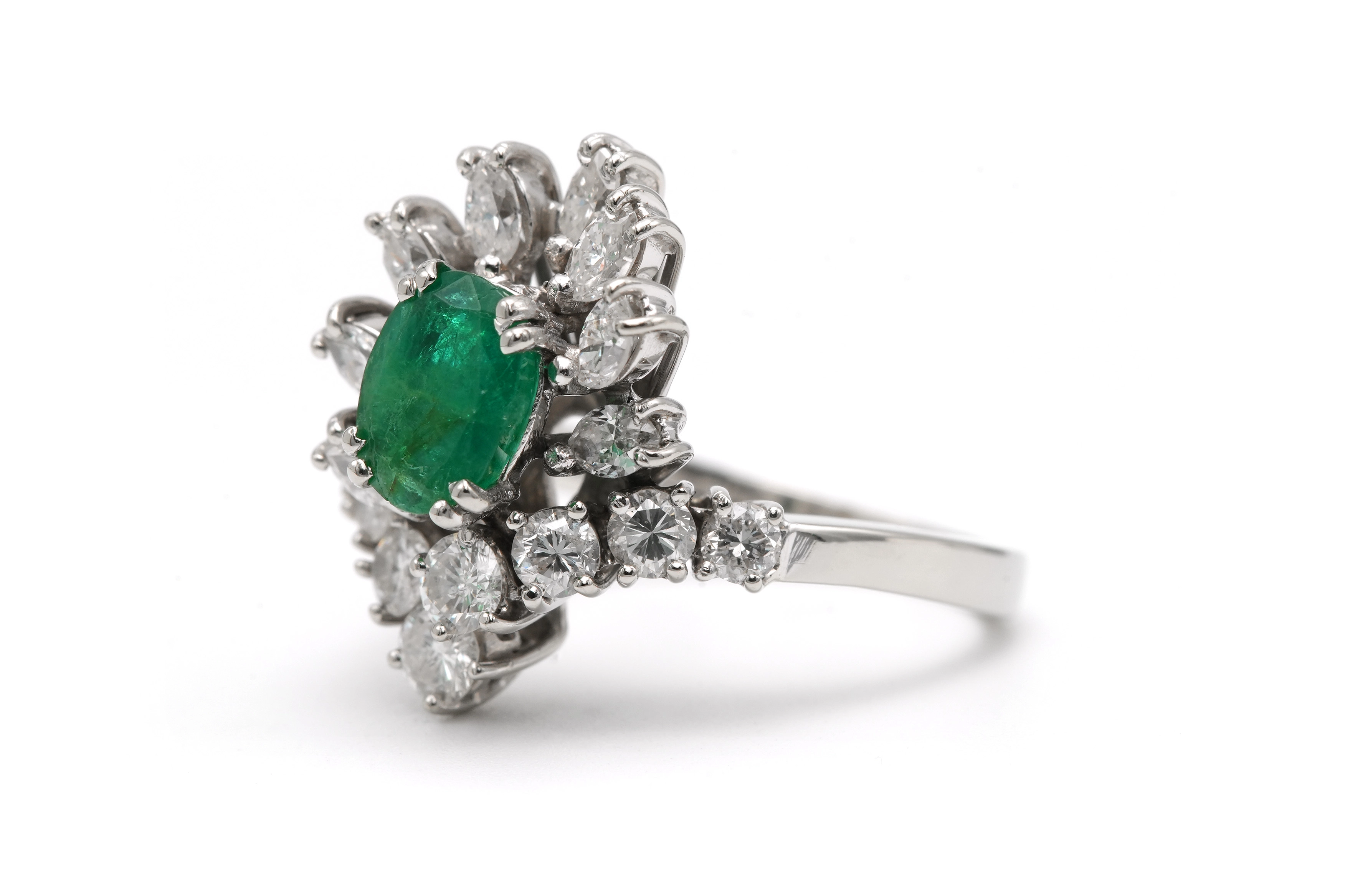 Bague Années 70 en or blanc 18 carats sertie d'une émeraude et de diamants "taille" marquise et brillant - 2