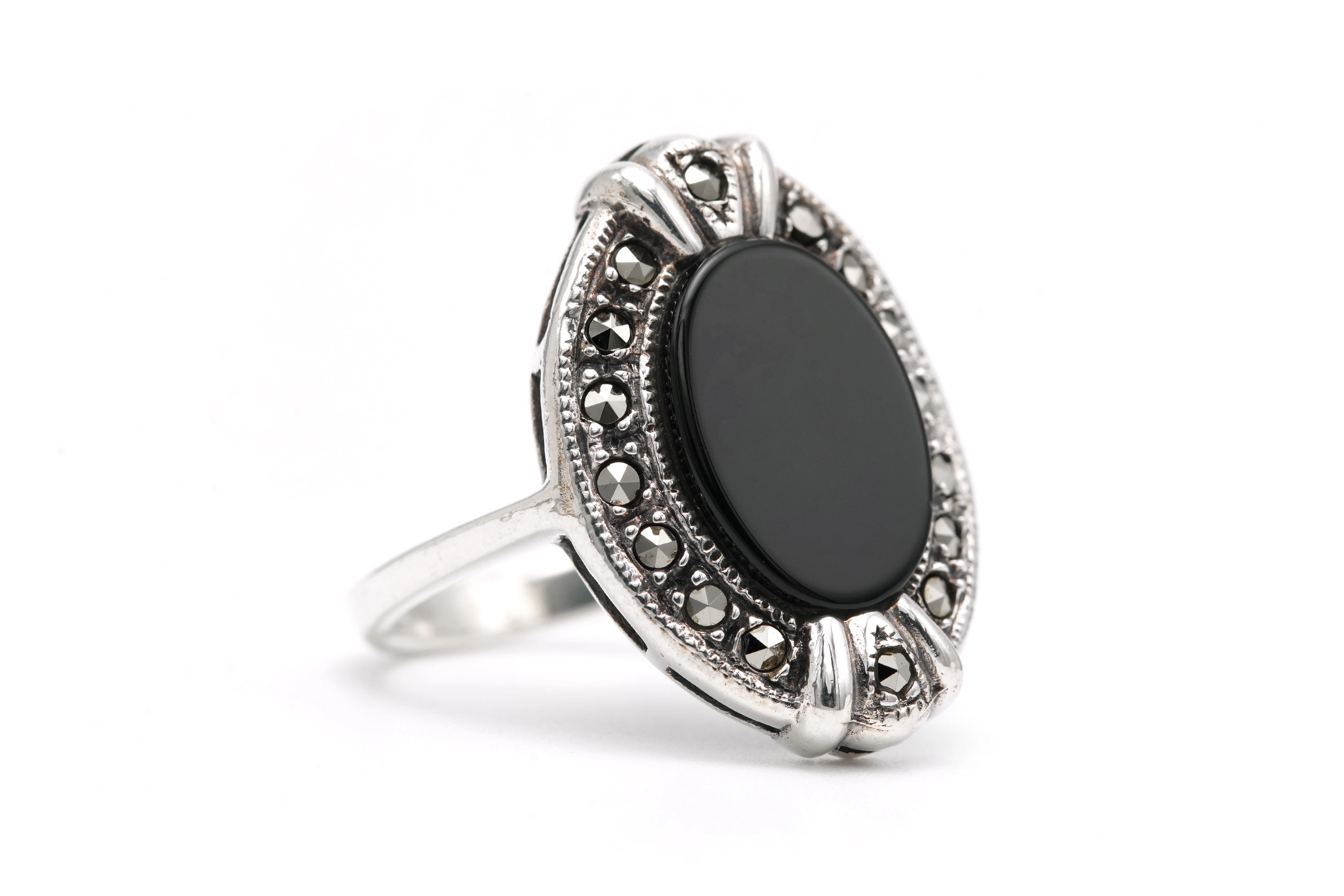 Bague contemporaine en argent 925 sertie d'onyx et de marcassites - 6