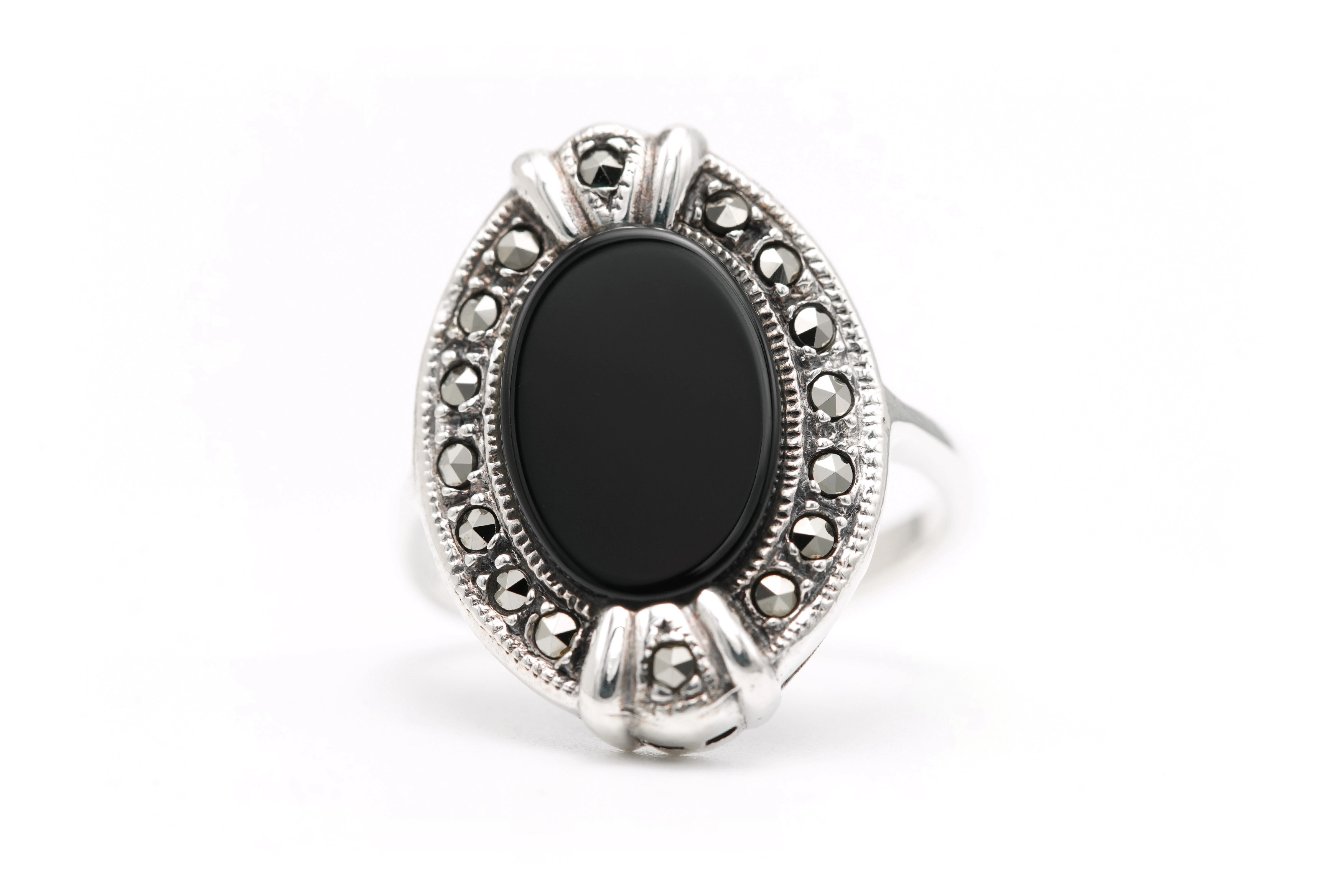 Bague contemporaine en argent 925 sertie d'onyx et de marcassites - 1
