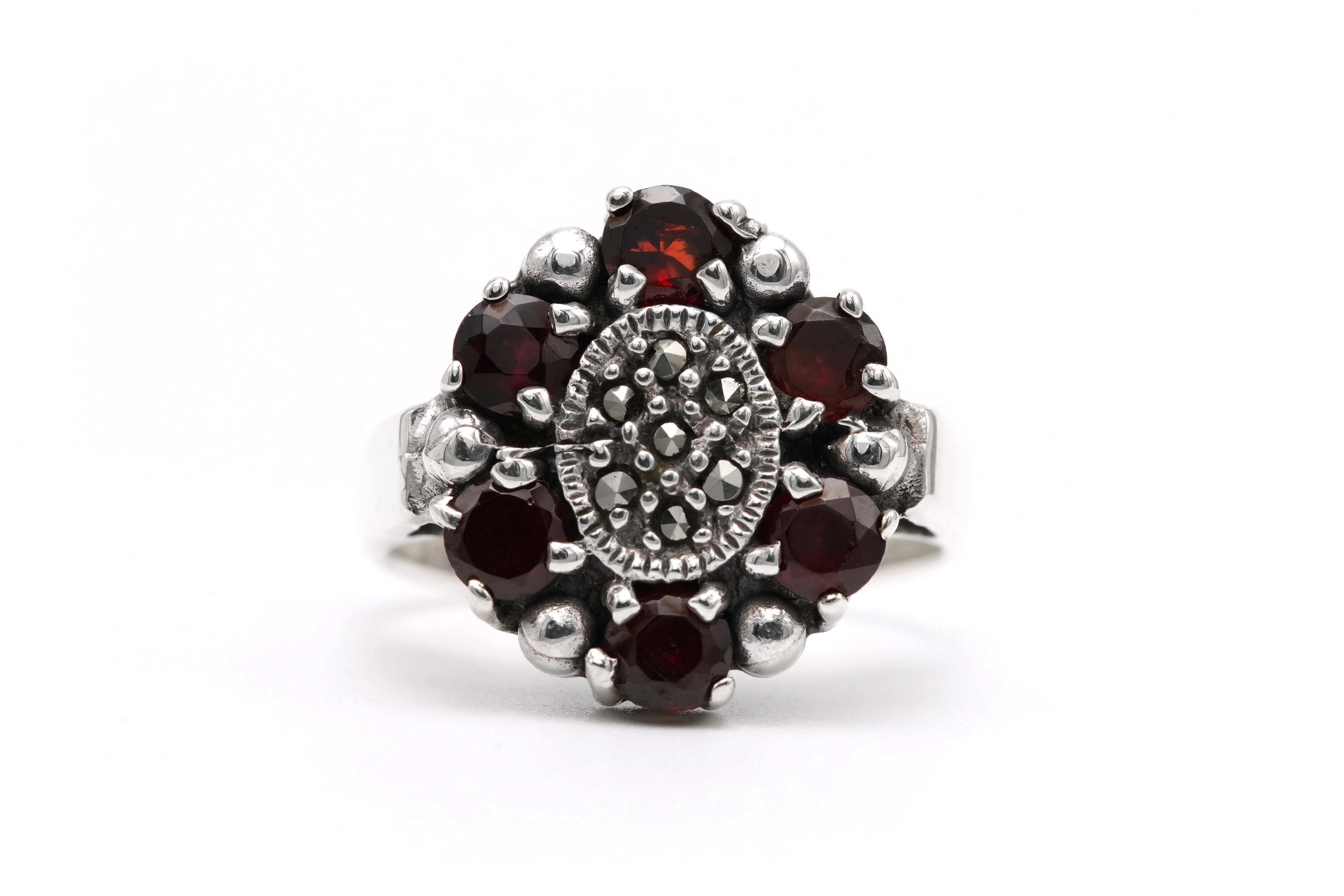 Bague contemporaine en argent 925 sertie de grenats et de marcassites - 1