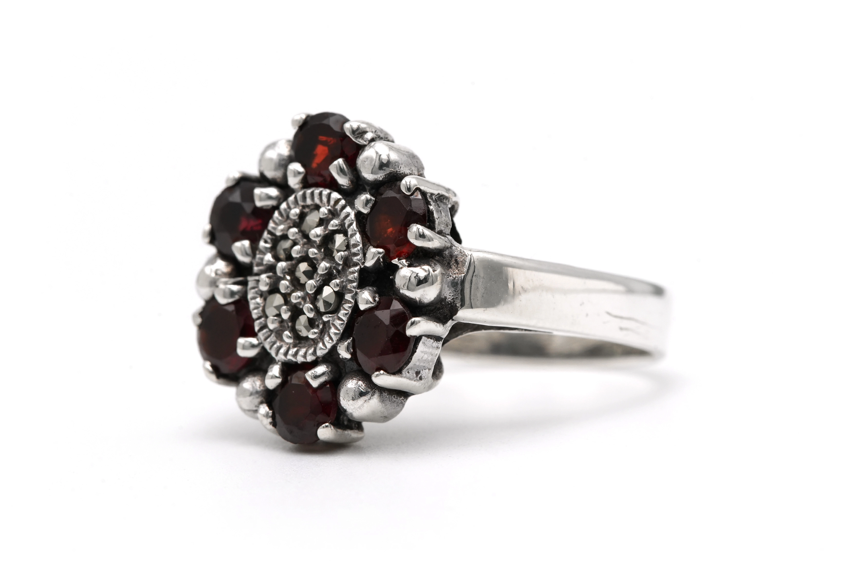 Bague contemporaine en argent 925 sertie de grenats et de marcassites - 2