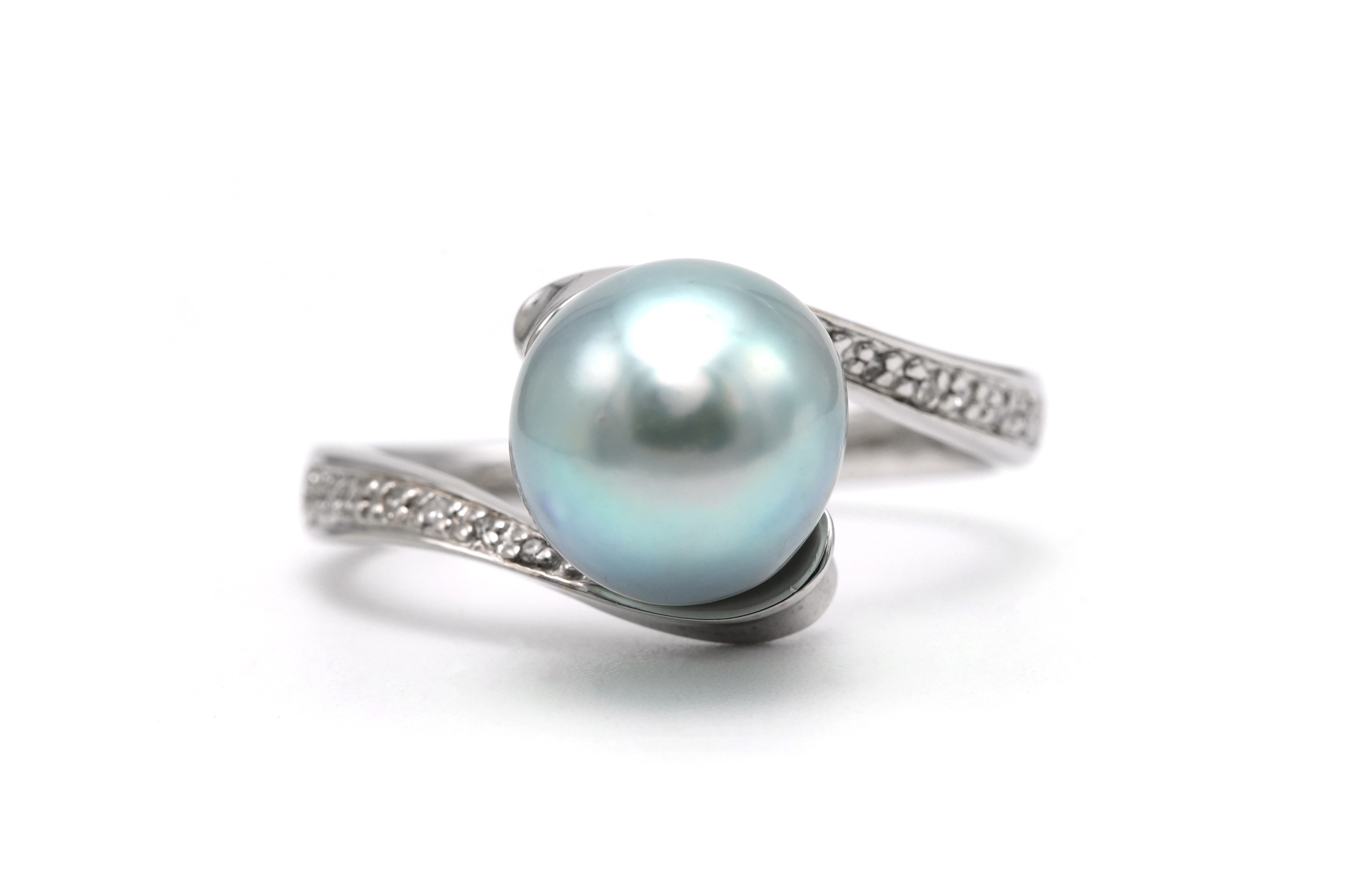 Bague contemporaine en or blanc 18 carats sertie de diamants taille "8/8" et d'une perle - 1