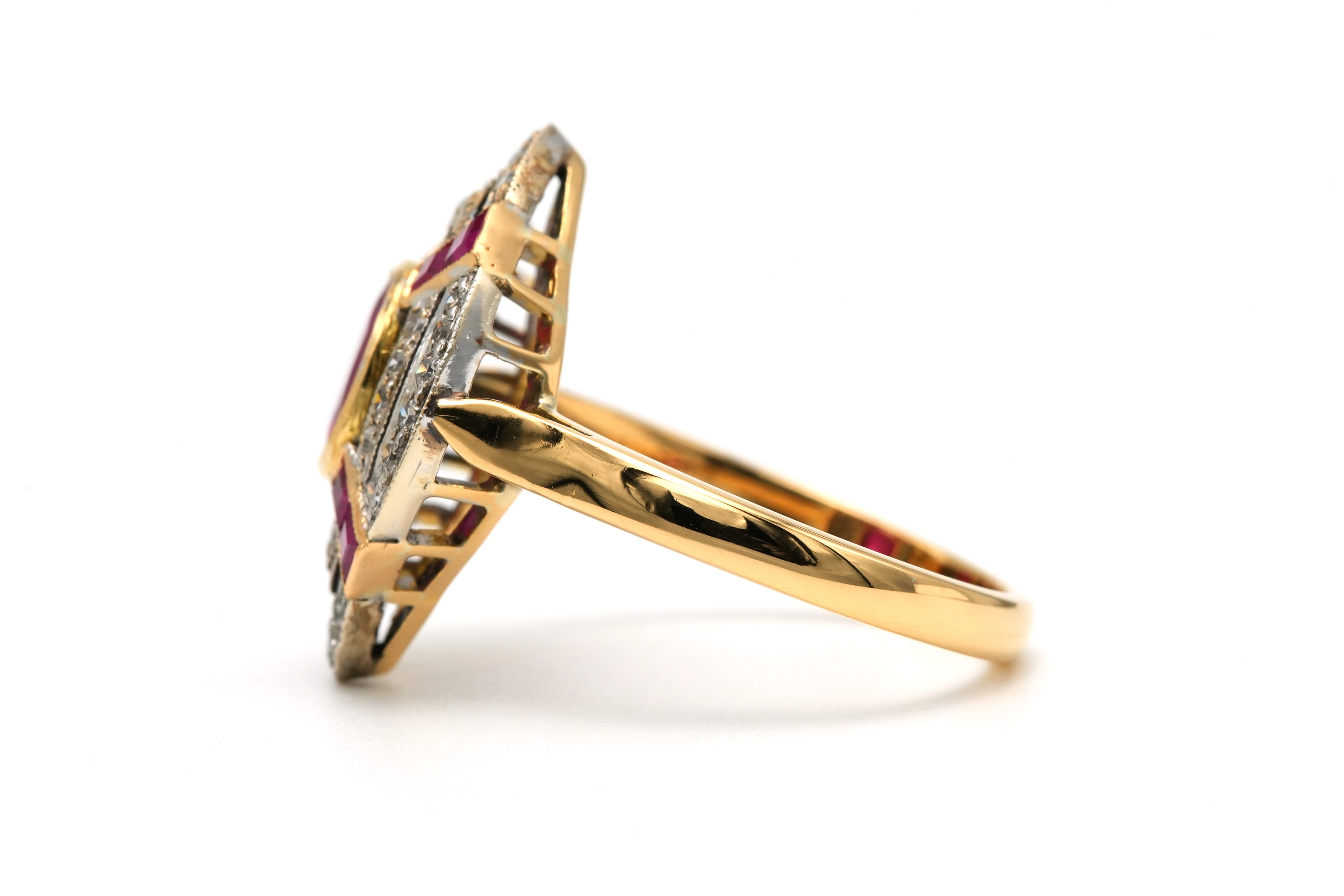 Bague Art Déco en or jaune 18 carats sertie de rubis et diamants taille "8/8" - - 3