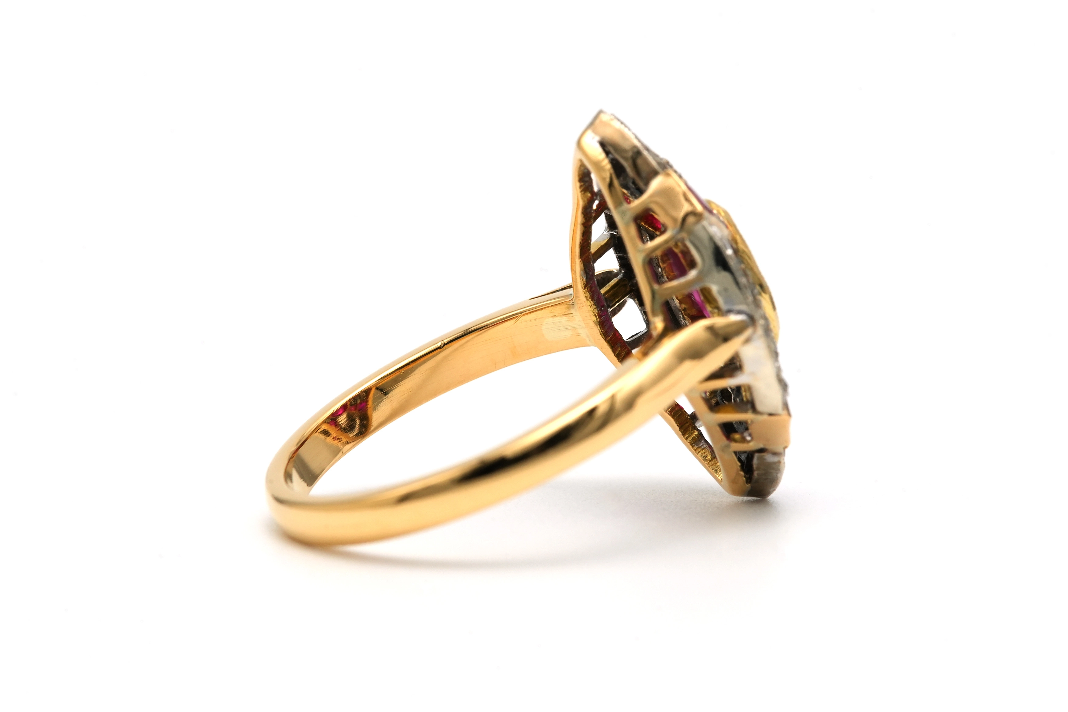Bague Art Déco en or jaune 18 carats sertie de rubis et diamants taille "8/8" - - 5