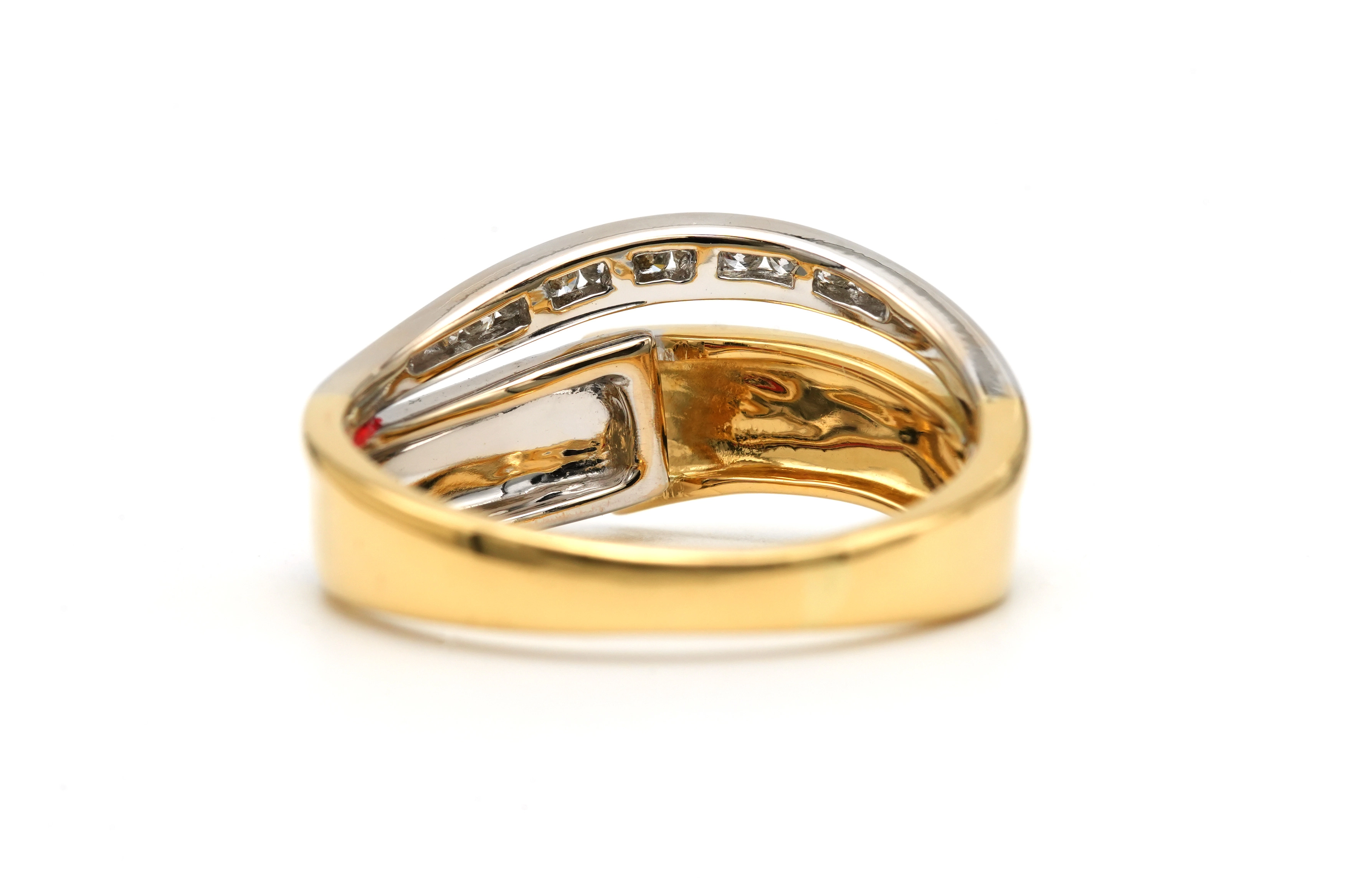 Bague contemporaine en or jaune et or blanc 18 carats sertie de diamants taille "brillant" (+-0.10ct) - 4