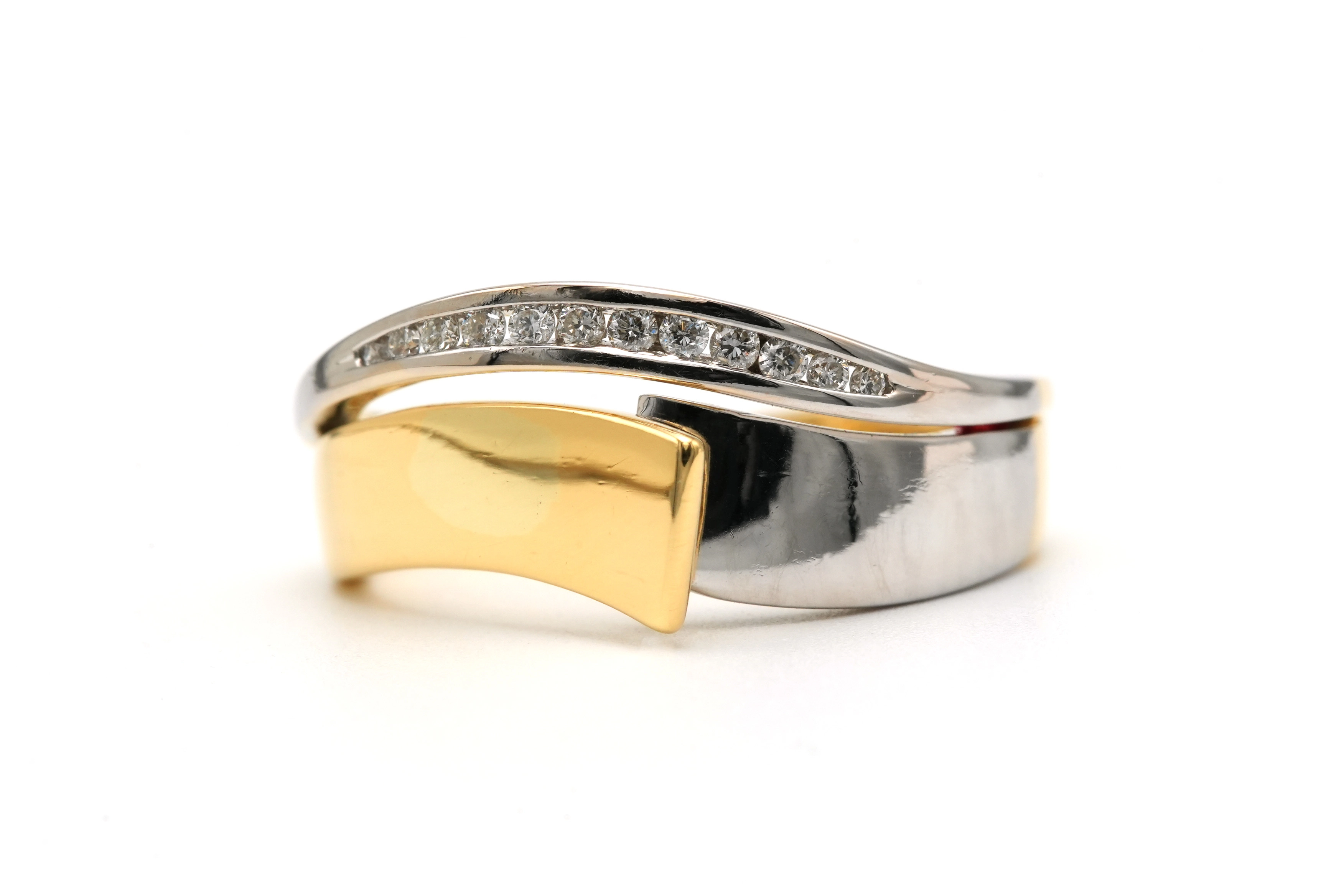 Bague contemporaine en or jaune et or blanc 18 carats sertie de diamants taille "brillant" (+-0.10ct) - 1