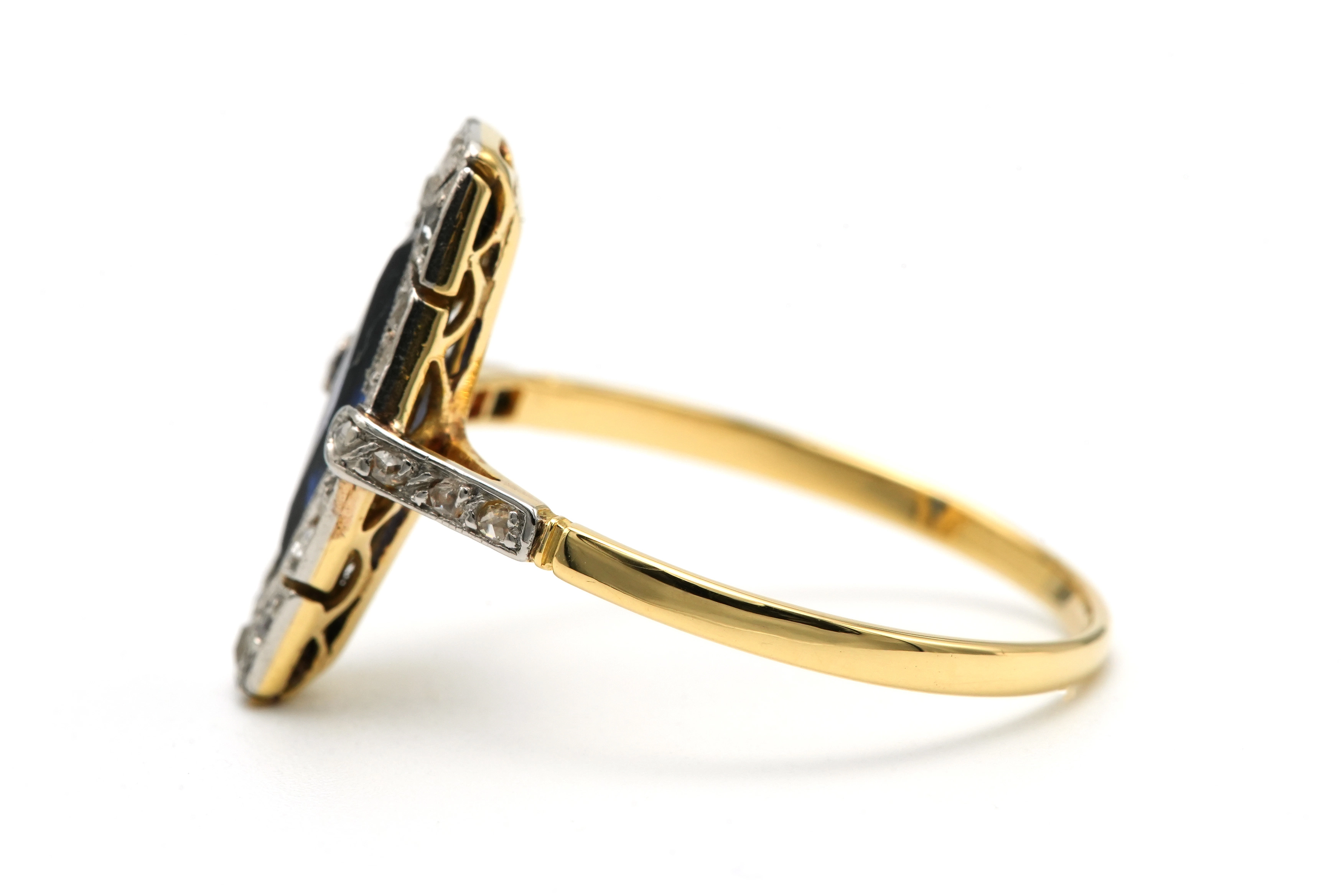 Bague Art Déco en or jaune 18 carats sertie de diamants taille "rose" et d'un saphir synthétique - 1