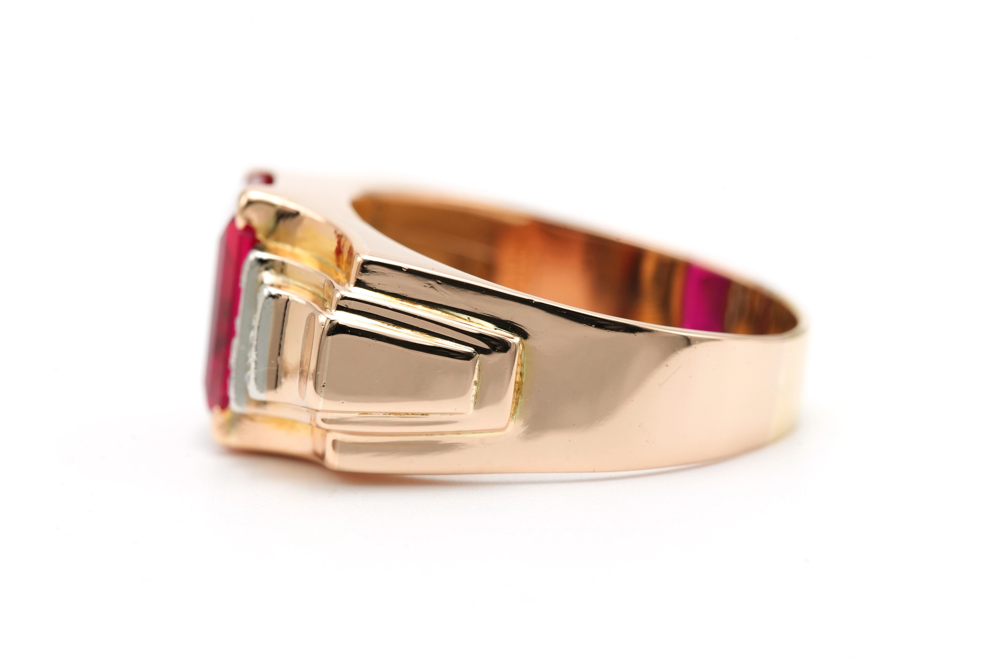 Bague Art Déco en or jaune 18 carats sertie d'un rubis synthétique et de diamants "taille" rose - 3