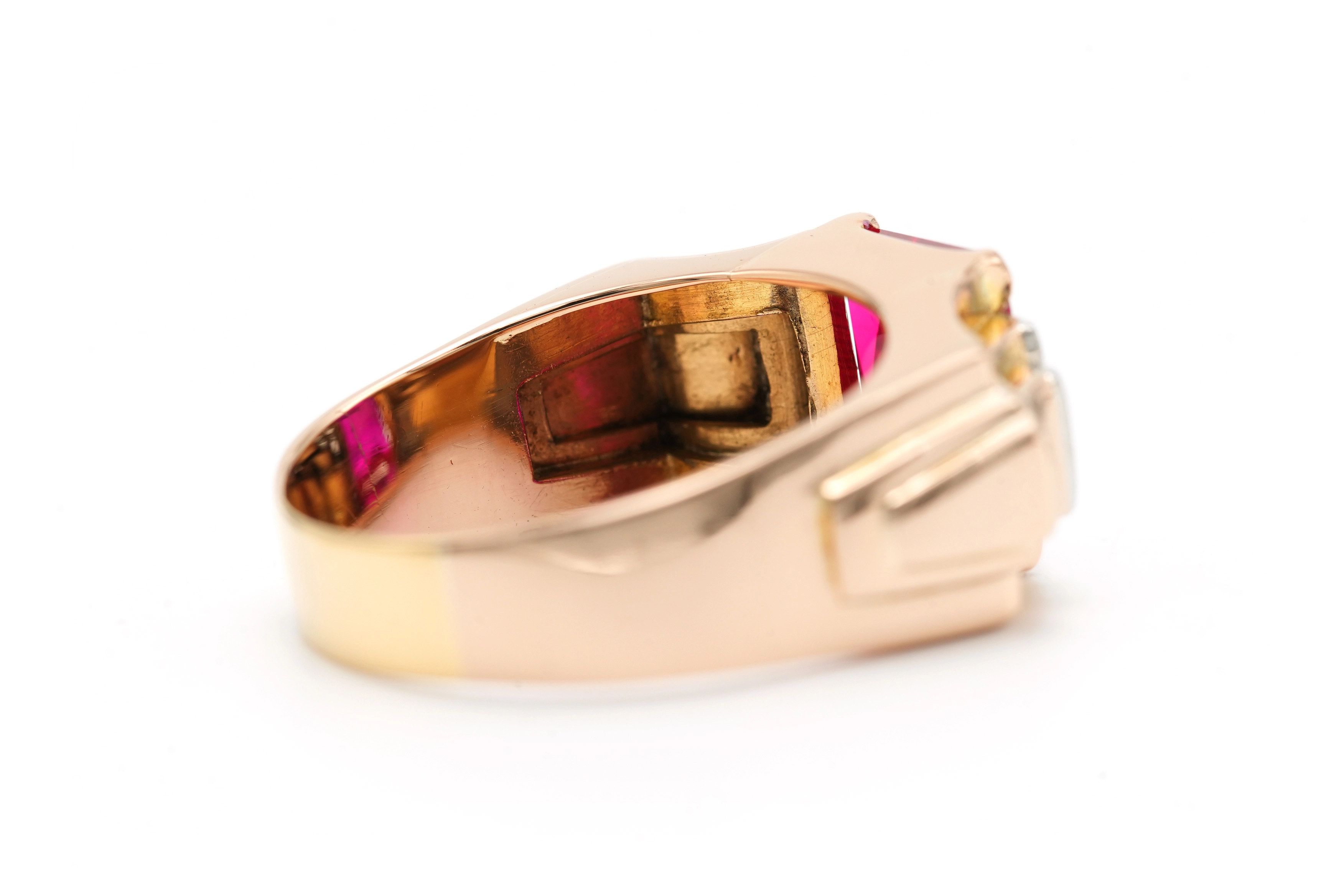 Bague Art Déco en or jaune 18 carats sertie d'un rubis synthétique et de diamants "taille" rose - 5