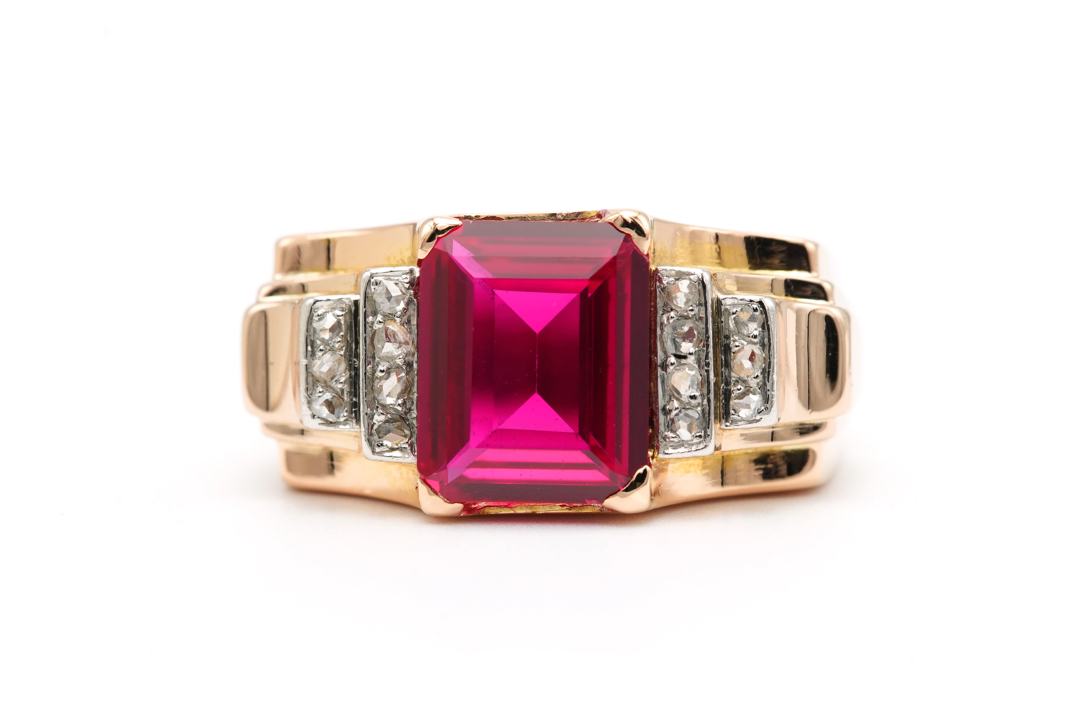 Bague Art Déco en or jaune 18 carats sertie d'un rubis synthétique et de diamants "taille" rose - 1