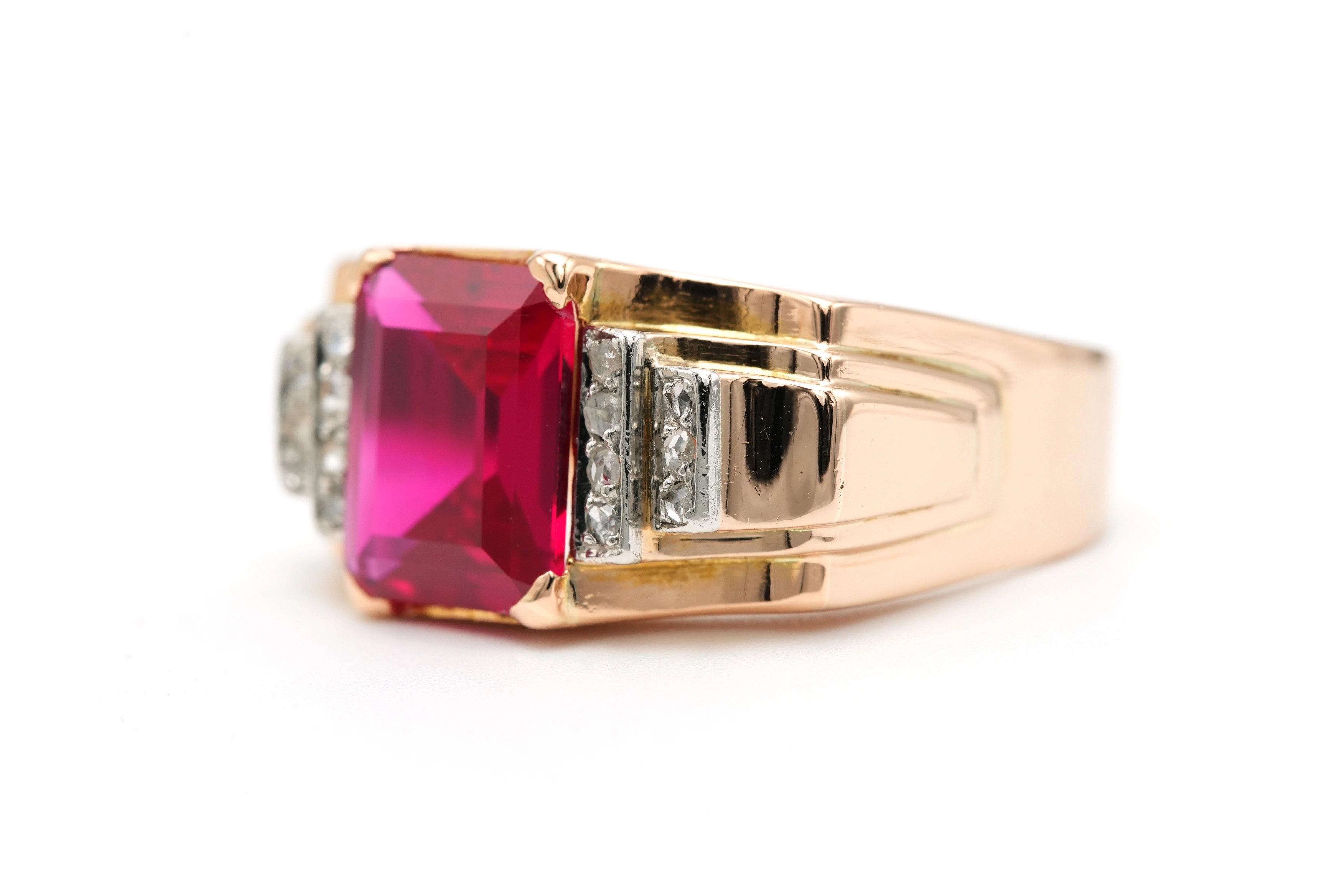 Bague Art Déco en or jaune 18 carats sertie d'un rubis synthétique et de diamants "taille" rose - 2