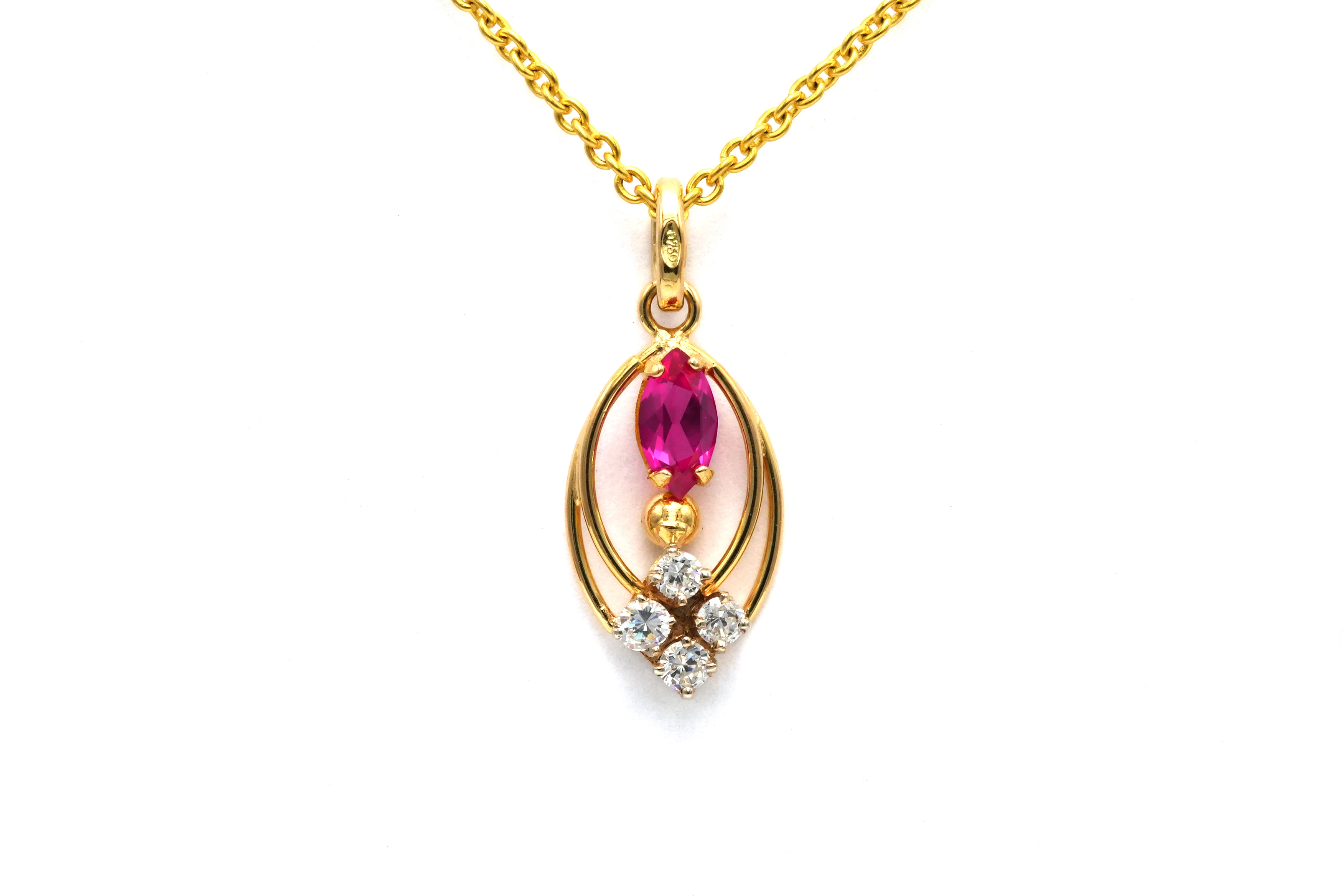 Pendentif contemporain en or jaune 18 carats serti d'un rubis et de diamants "taille" brillant (+-0.11ct)