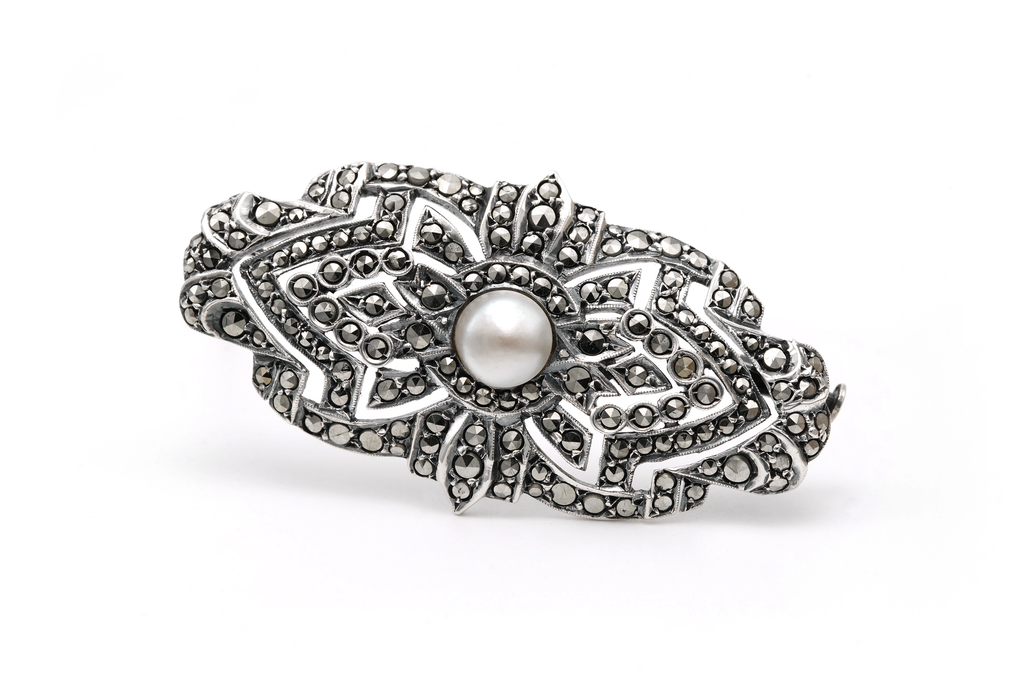 Broche Art Déco en argent 935 sertie d'une perle et de marcassites